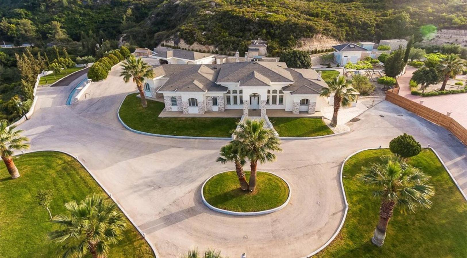 Crown Royal Luxury Villa Estates view 5
