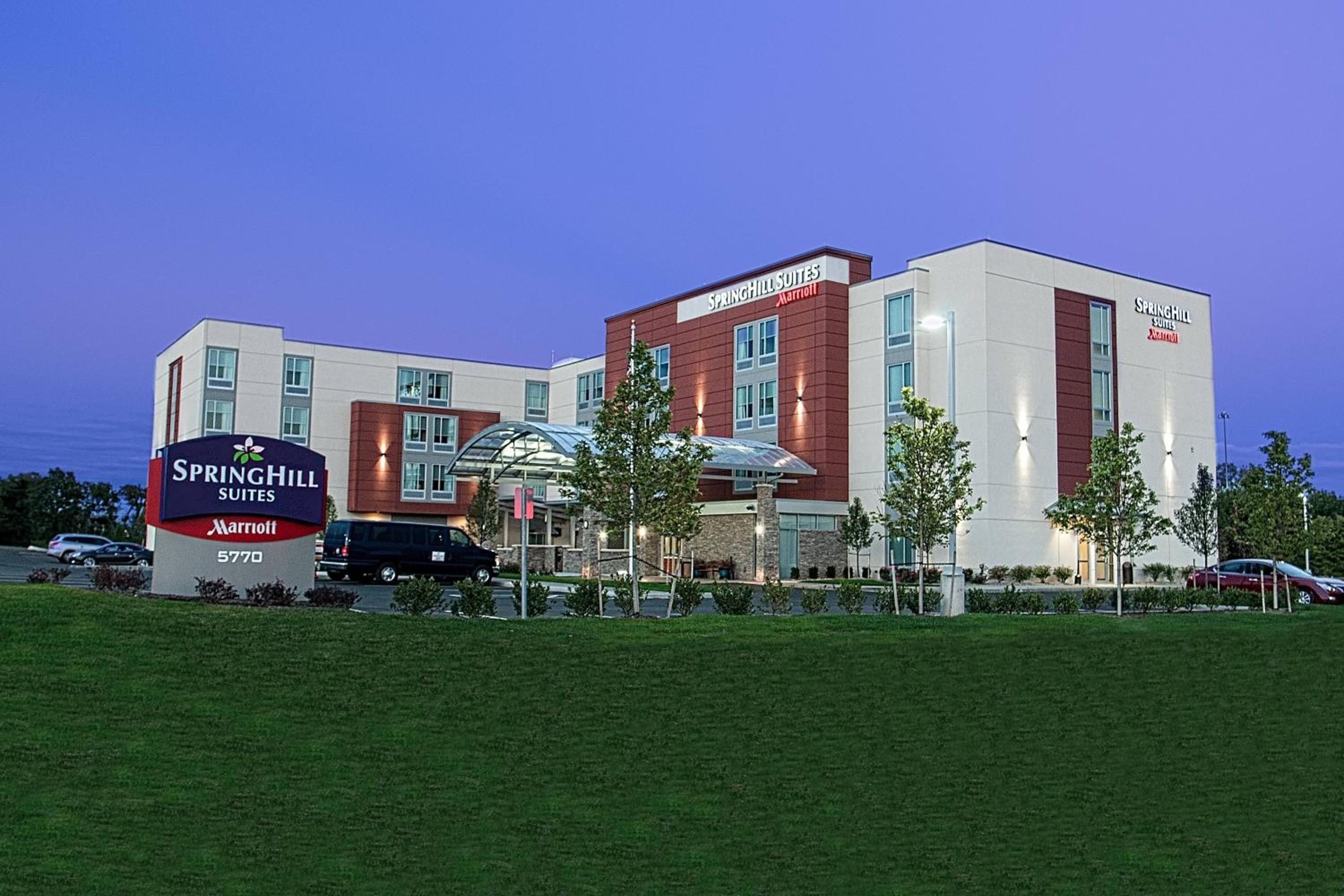 Hotel SpringHill Suites by Marriott Canton - Image 1