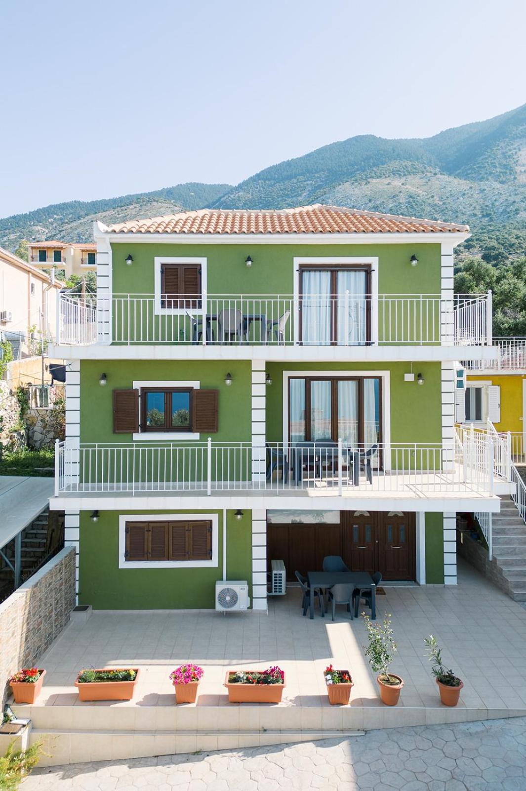 Lakis Residence