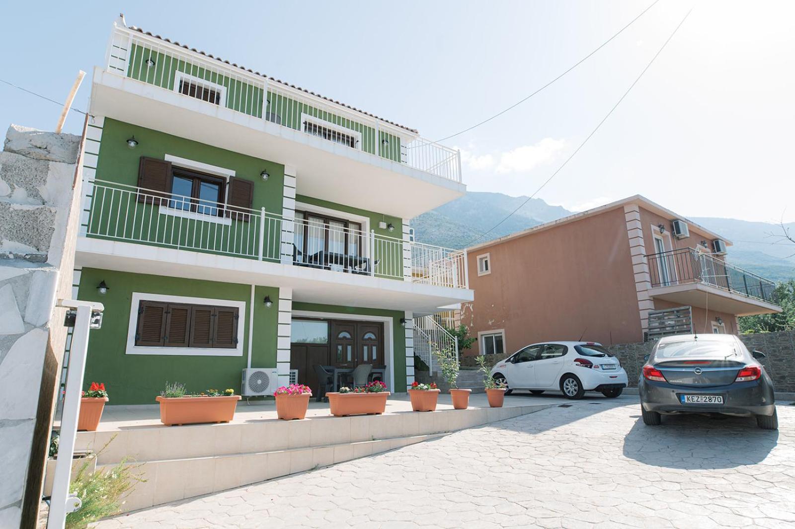 Lakis Residence