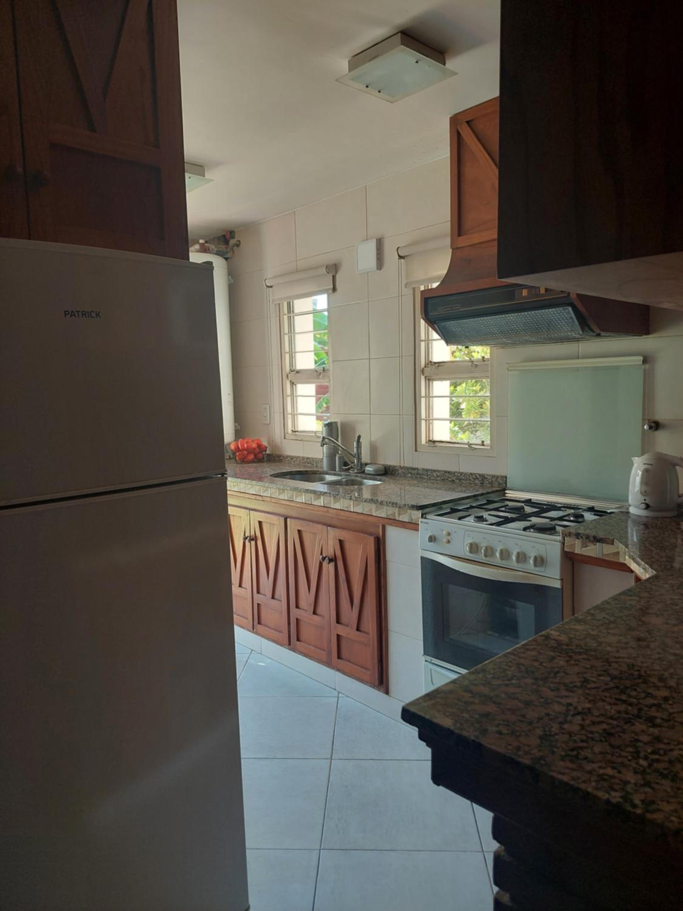 Habitación con baño privado y estacionamiento