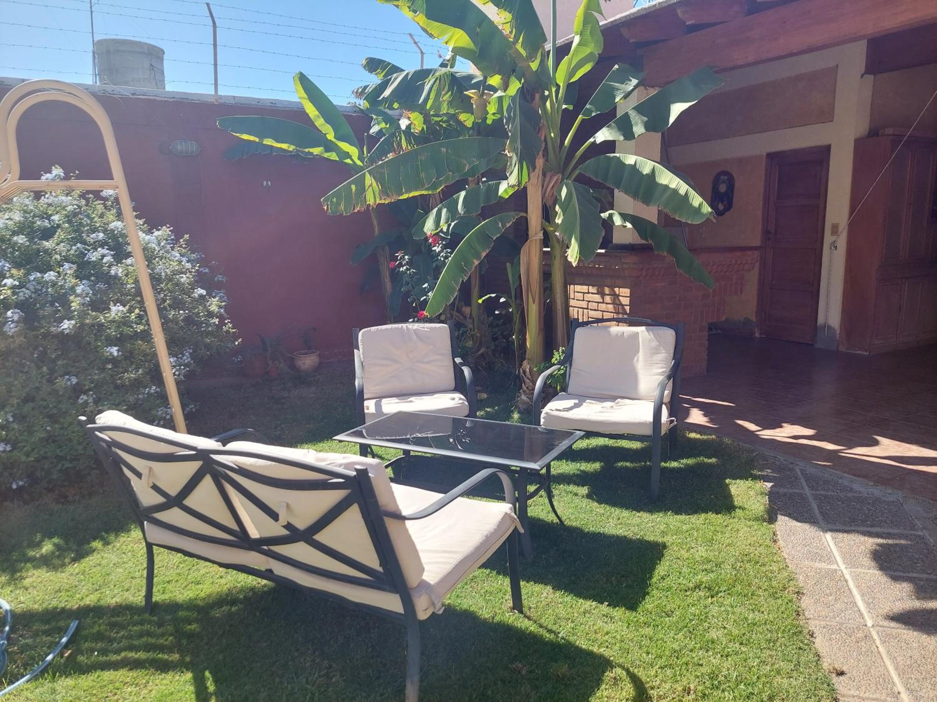 Habitación con baño privado y estacionamiento