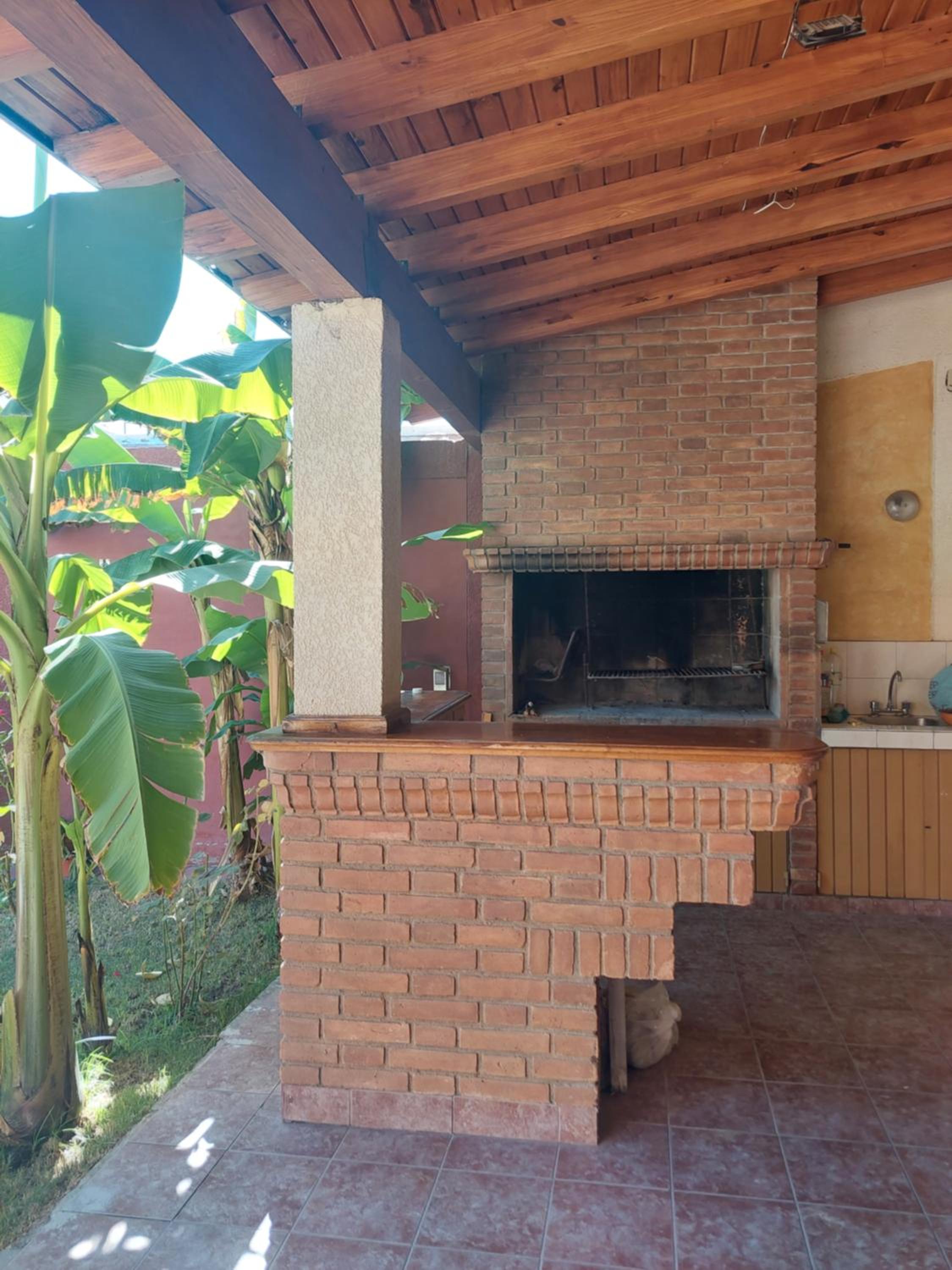 Habitación con baño privado y estacionamiento