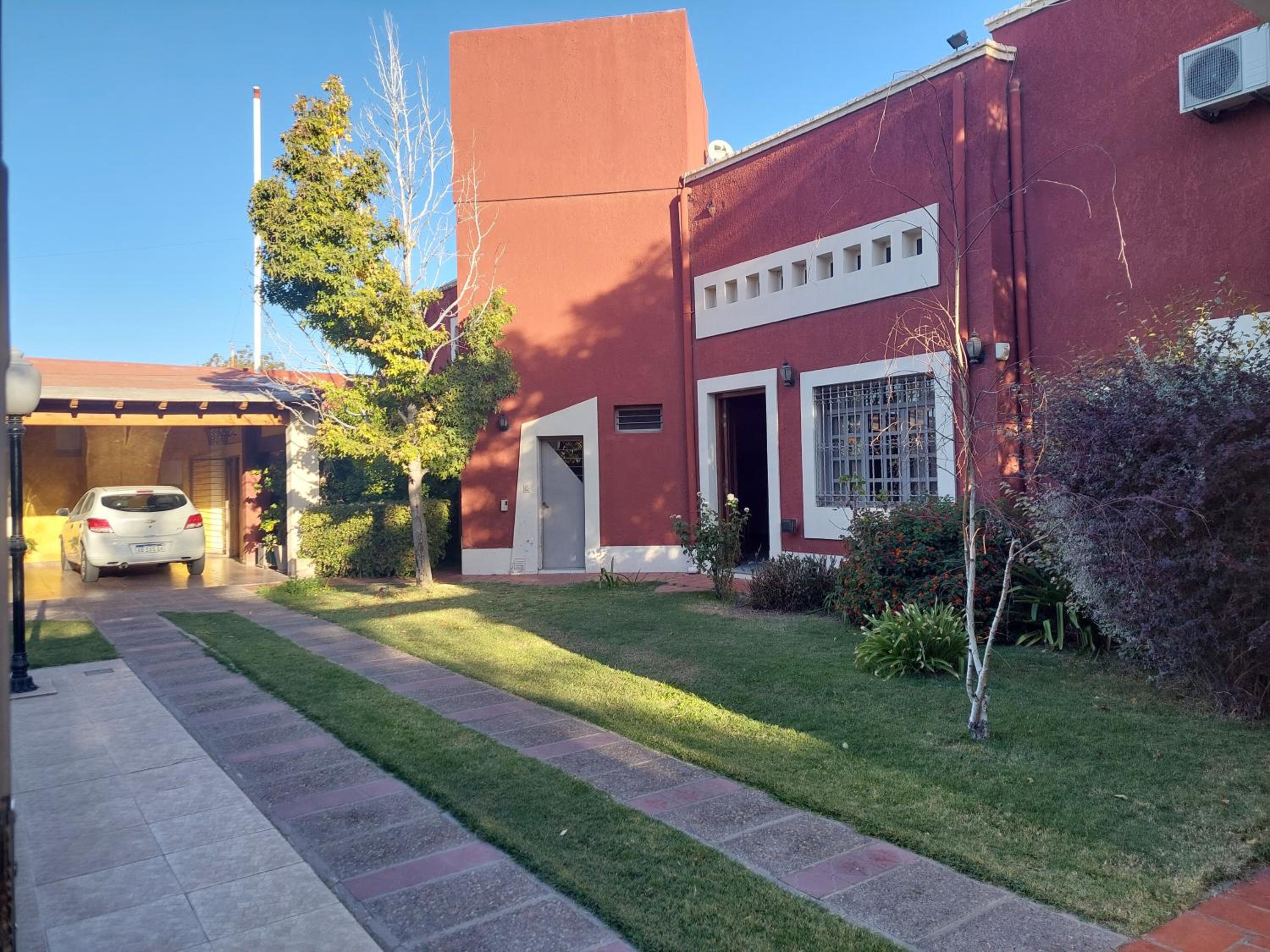 Habitación con baño privado y estacionamiento