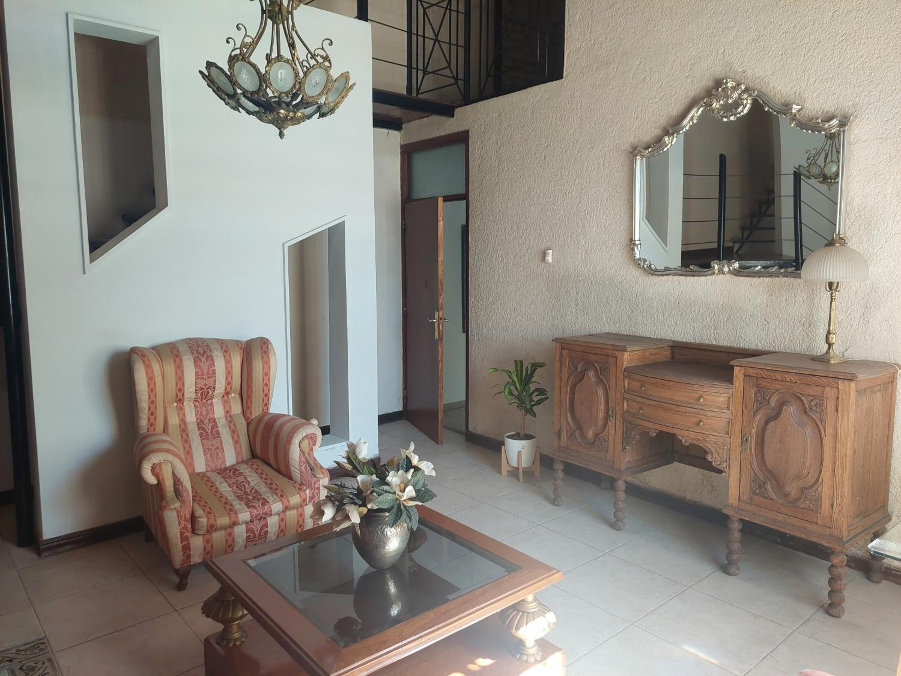 Habitación con baño privado y estacionamiento