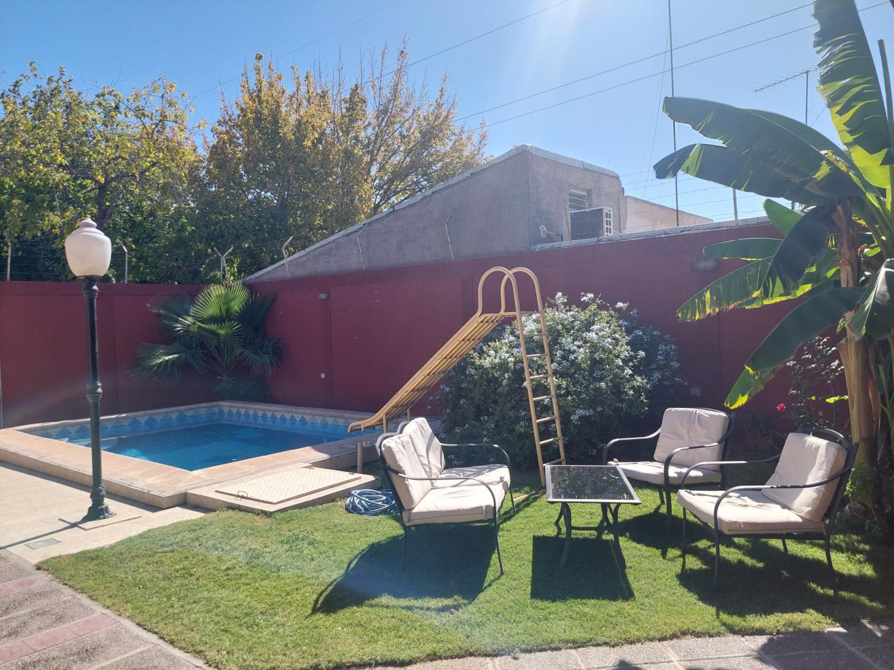Habitación con baño privado y estacionamiento