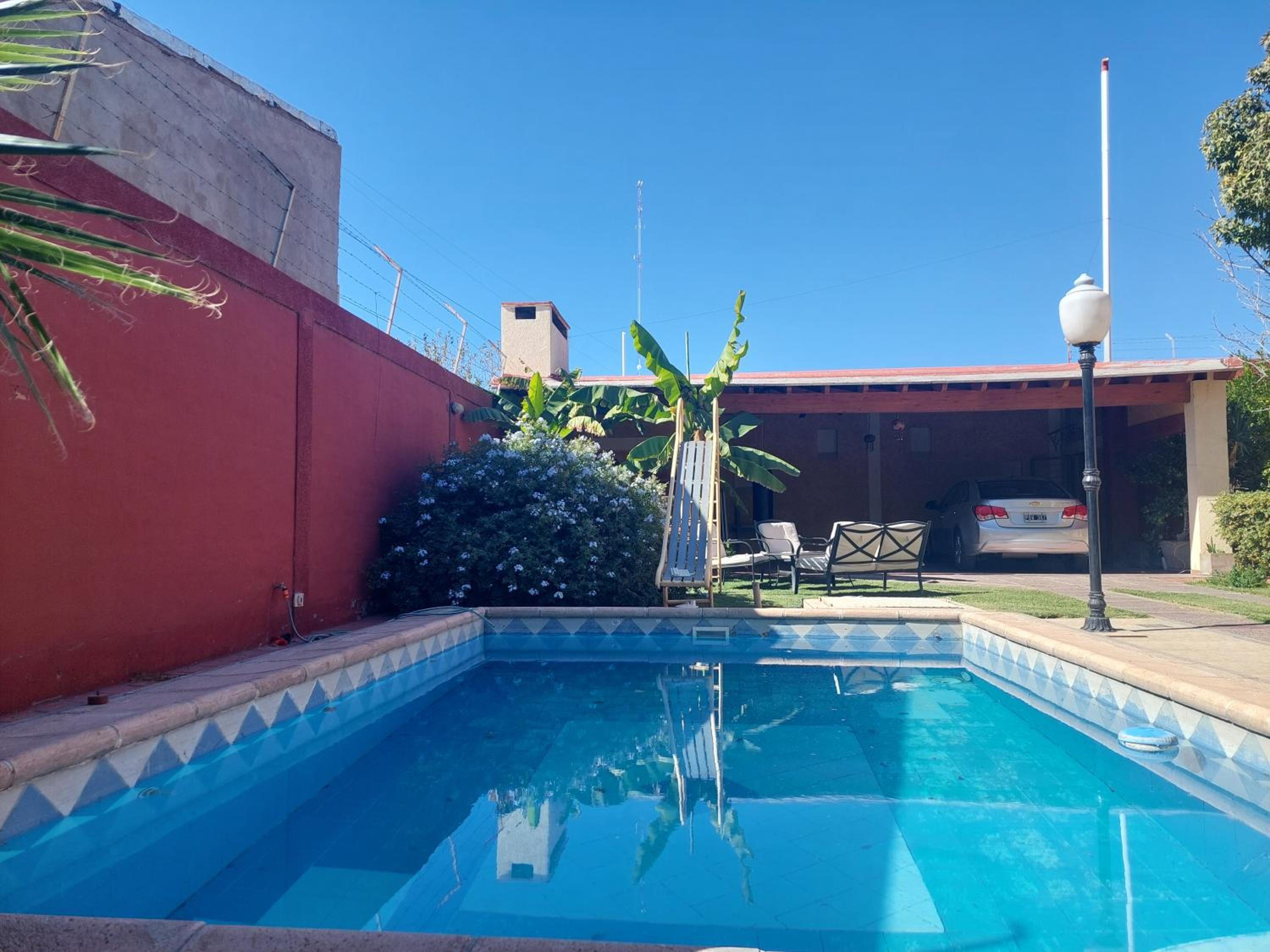 Habitación con baño privado y estacionamiento
