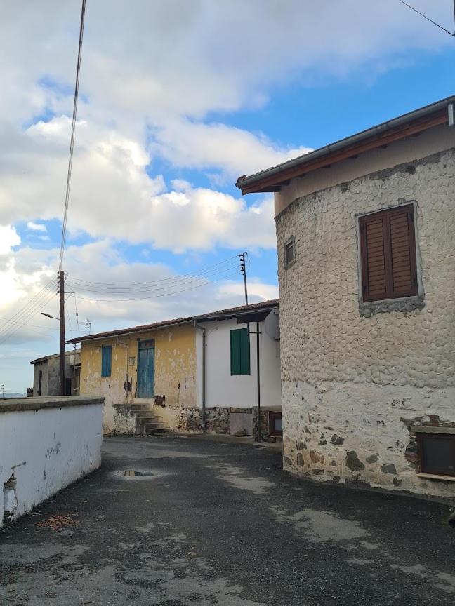 THE ROCK HOUSE - Beautiful countryside with mandarins oranges and olive trees,. Near Limassol at Eptagonia village.