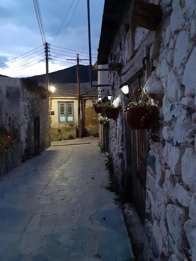 THE ROCK HOUSE - Beautiful countryside with mandarins oranges and olive trees,. Near Limassol at Eptagonia village.
