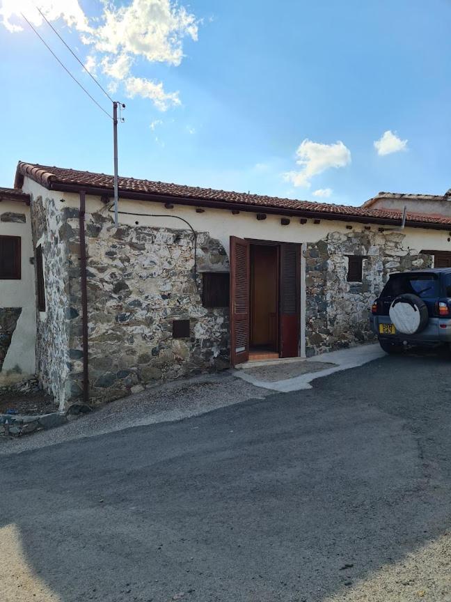 THE ROCK HOUSE - Beautiful countryside with mandarins oranges and olive trees,. Near Limassol at Eptagonia village.