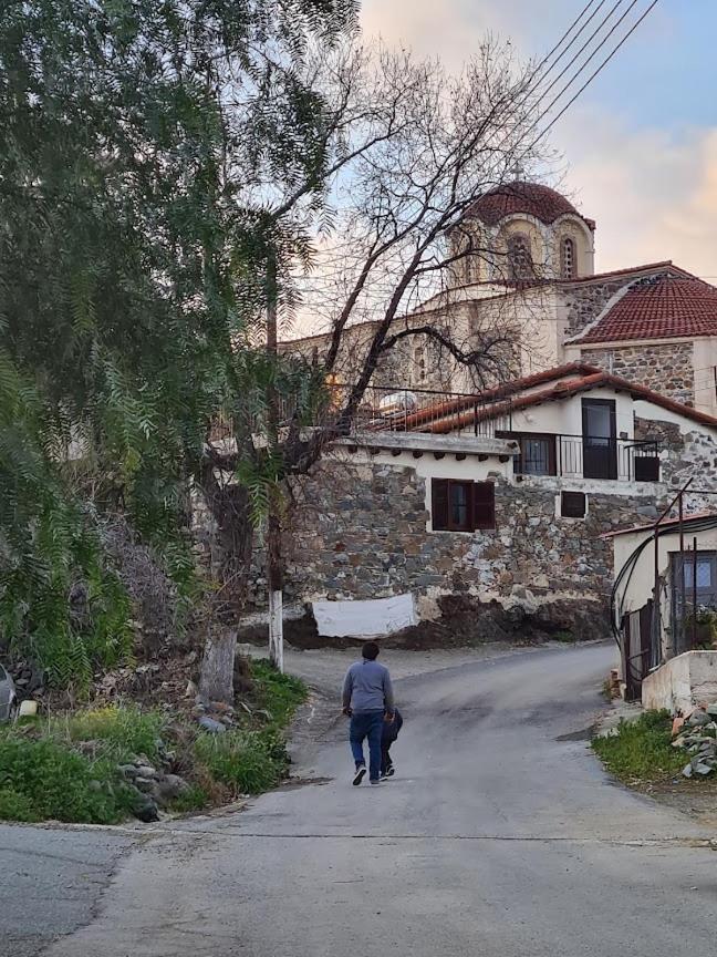 THE ROCK HOUSE - Beautiful countryside with mandarins oranges and olive trees,. Near Limassol at Eptagonia village.