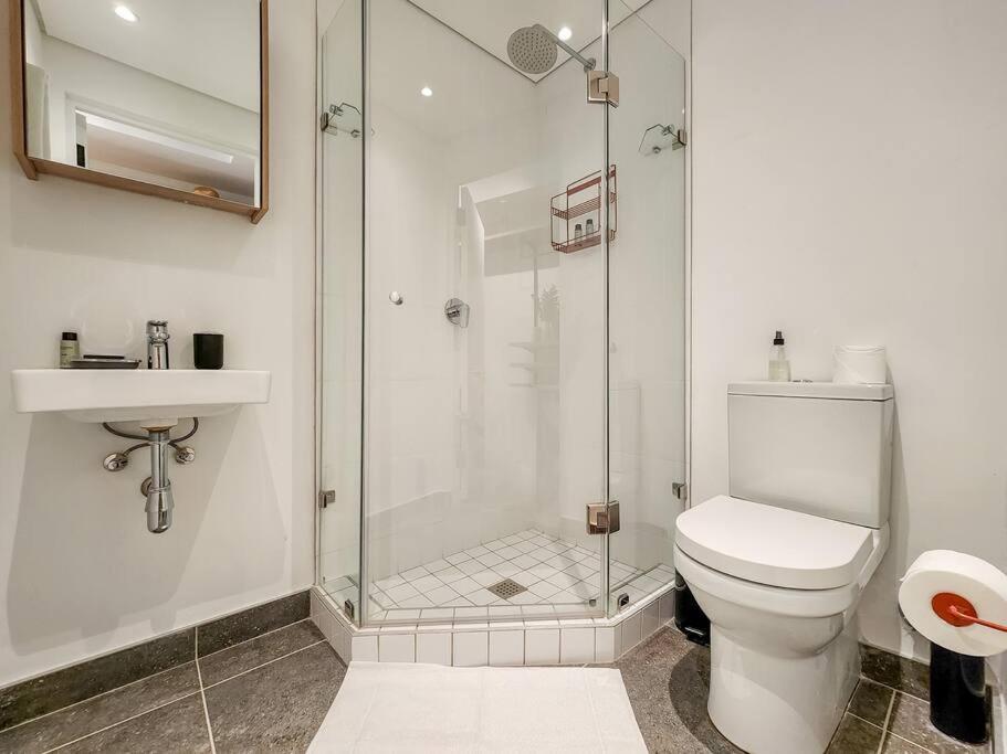 Stylish studio with Pool Access view 2
