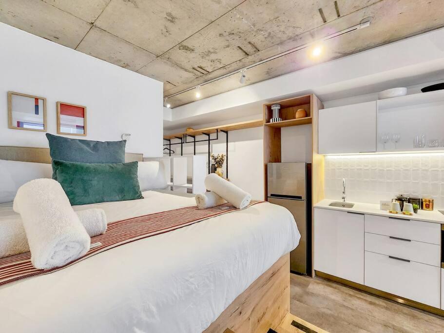 Stylish studio with Pool Access view 3