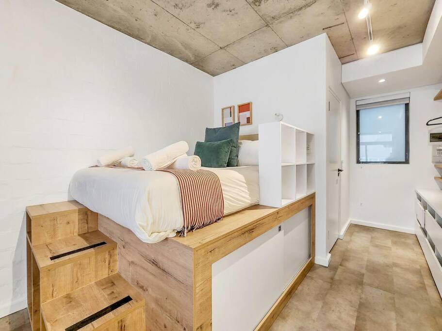 Stylish studio with Pool Access view 4