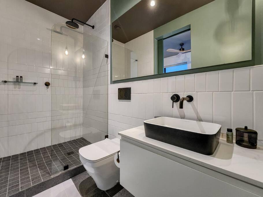 Captivating Apartment with City and Mountain Views view 4