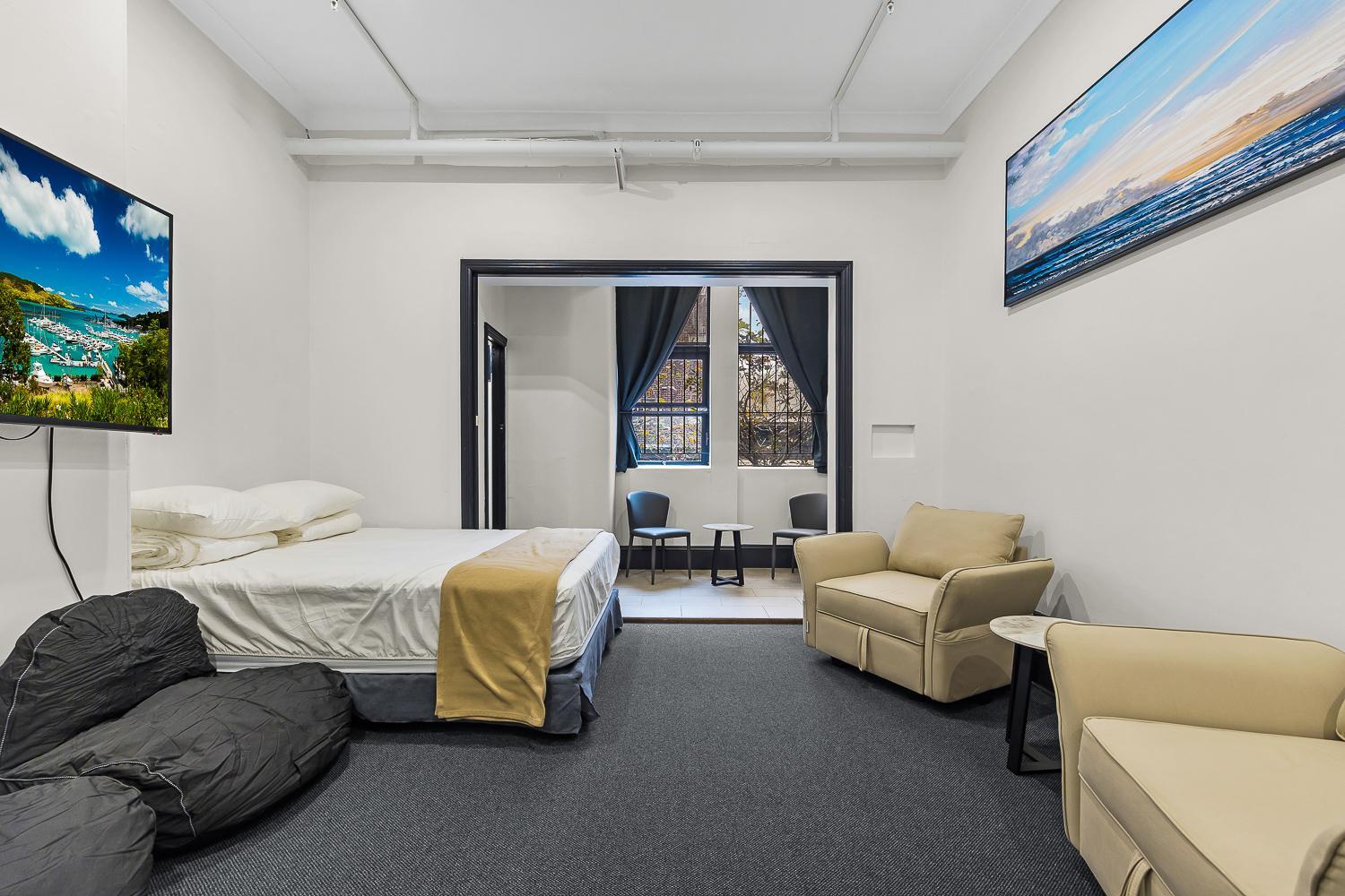 London Plane Backpackers