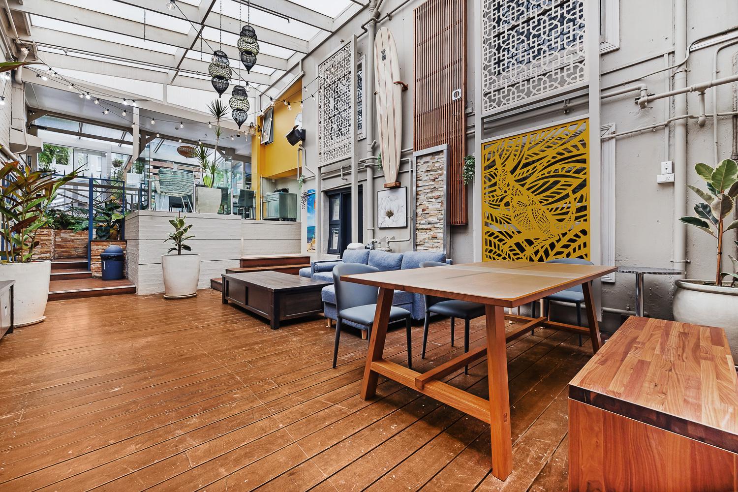 London Plane Backpackers