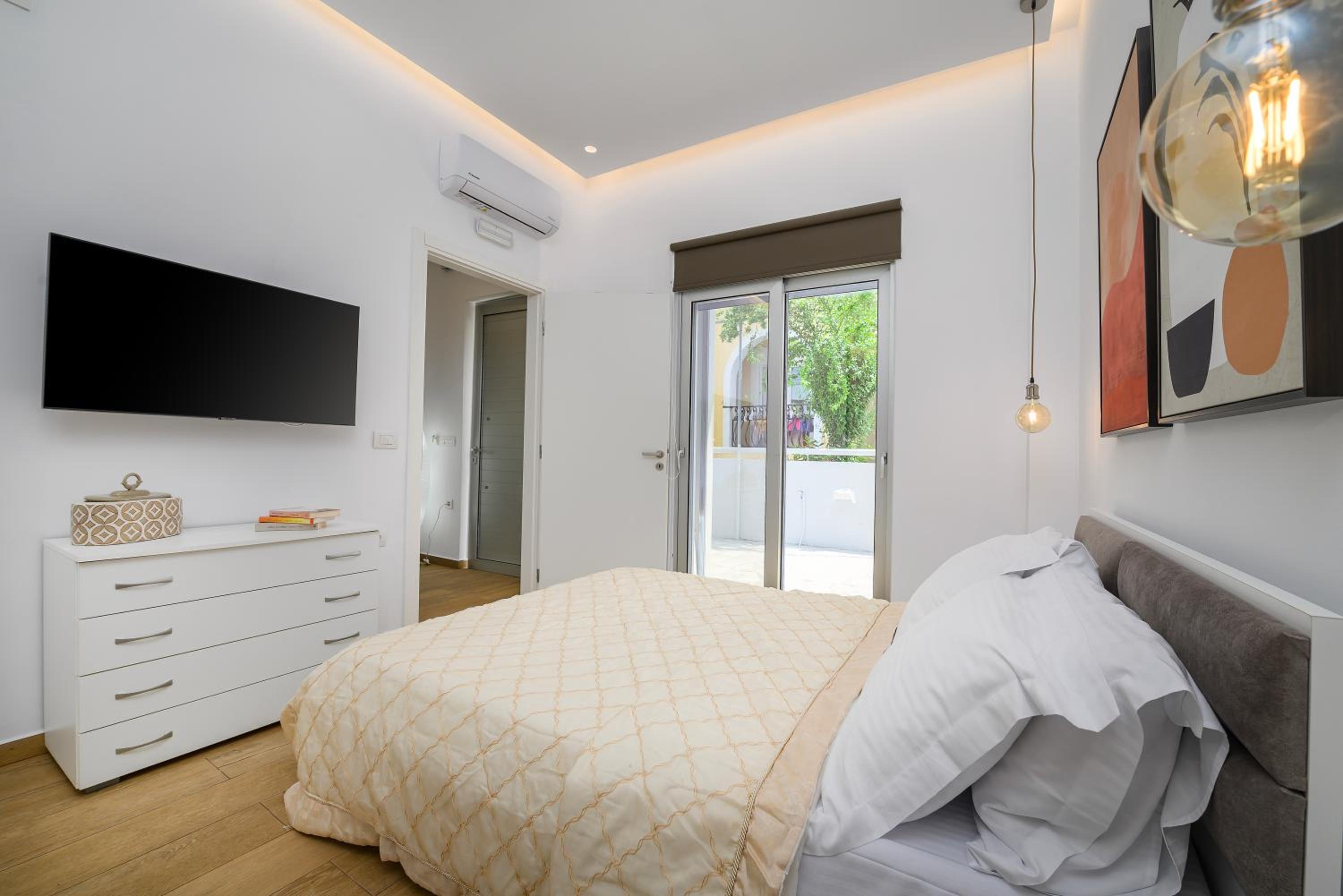 Hyacinthus Executive Suite 5 Min to BEACH photo 4