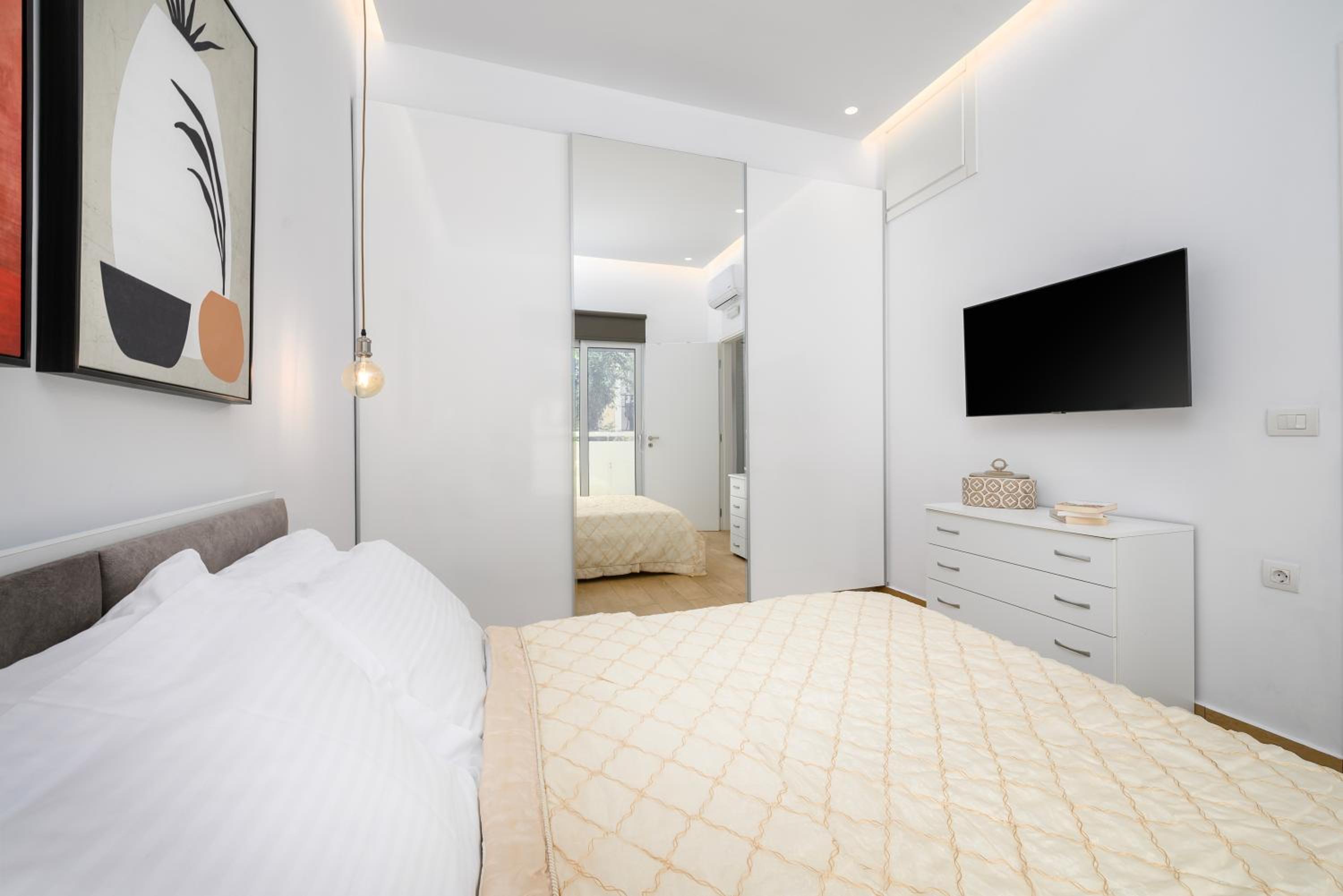Hyacinthus Executive Suite 5 Min to BEACH photo 2