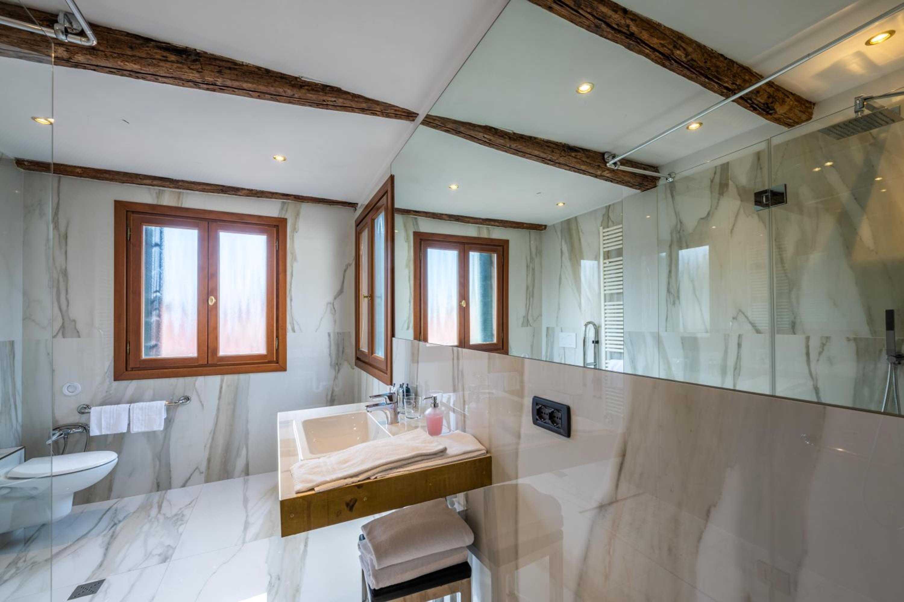 Palazzo Bembo - Exclusive Accommodation en Venice — bathroom