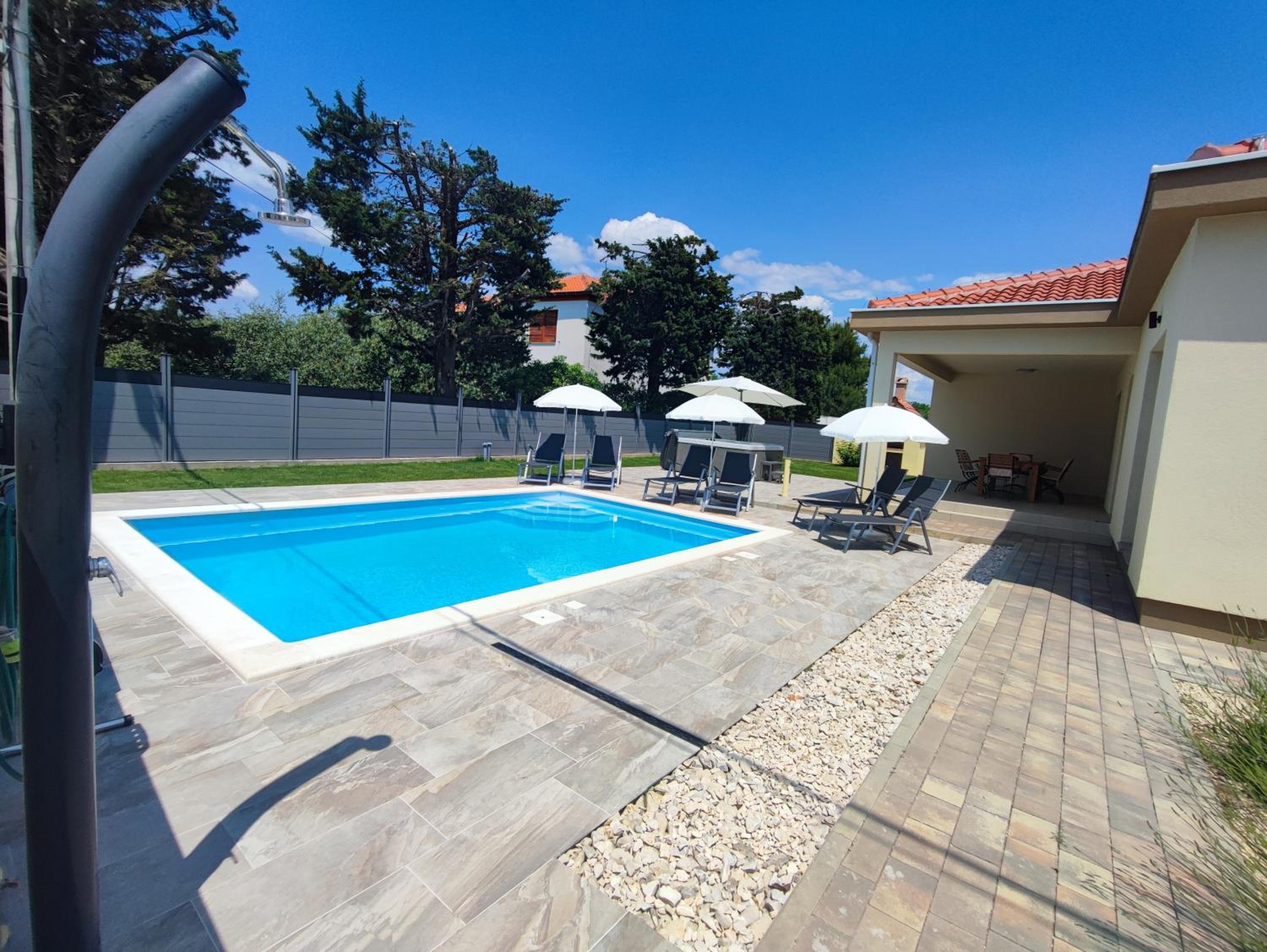 Villa Mattina, with heated pool and jacuzzi view 5