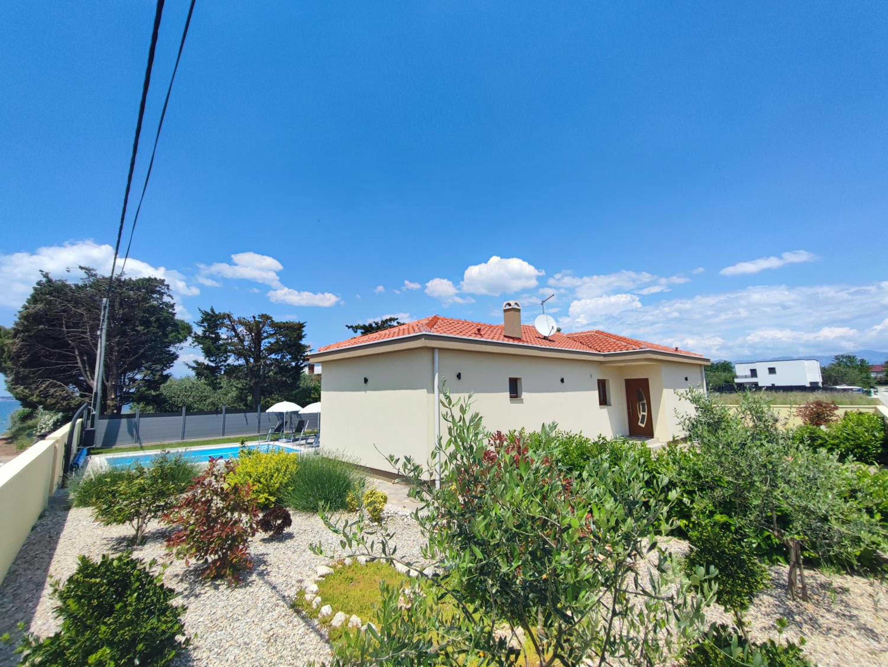 Villa Mattina, with heated pool and jacuzzi view 4