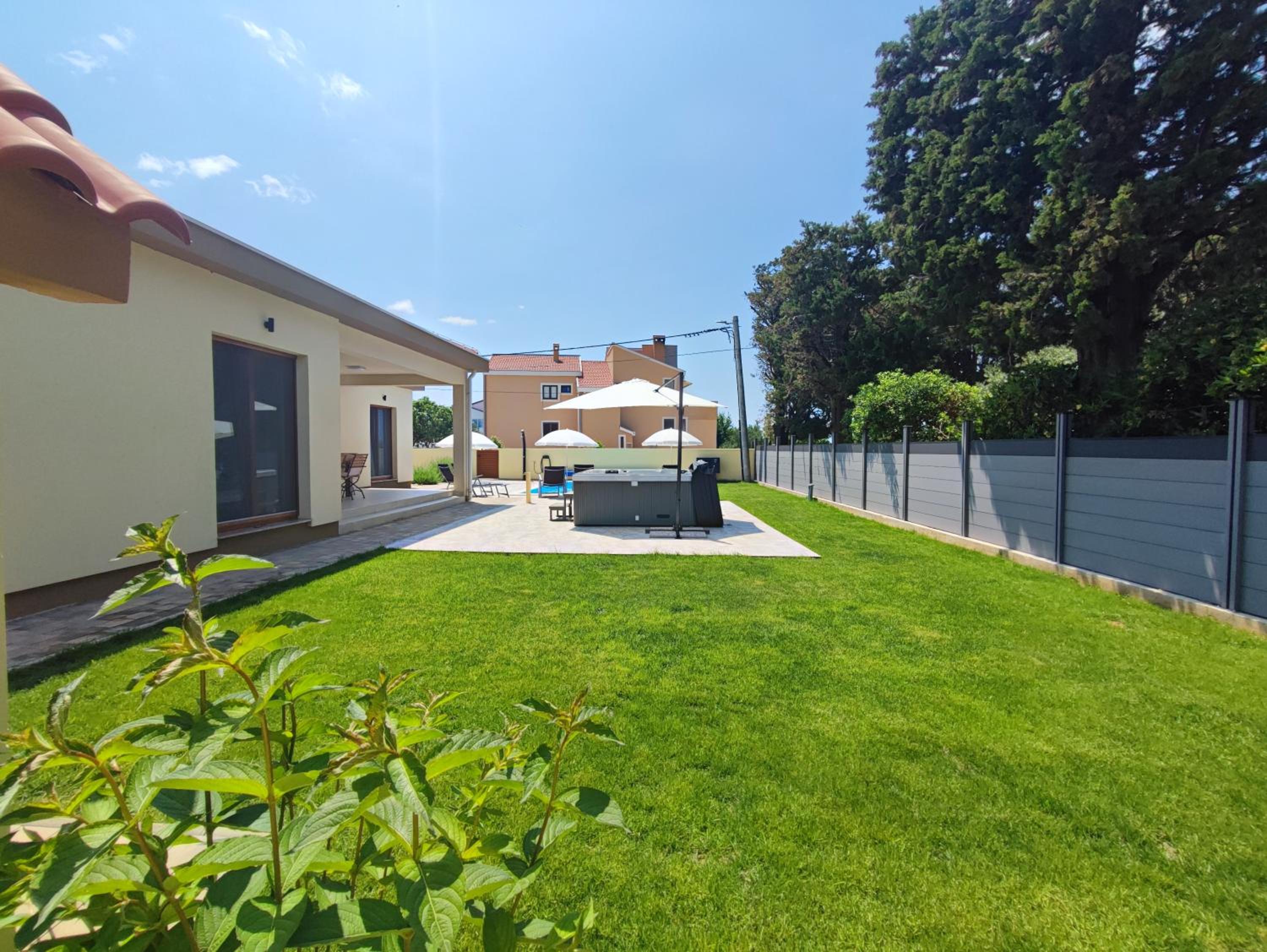 Villa Mattina, with heated pool and jacuzzi view 3