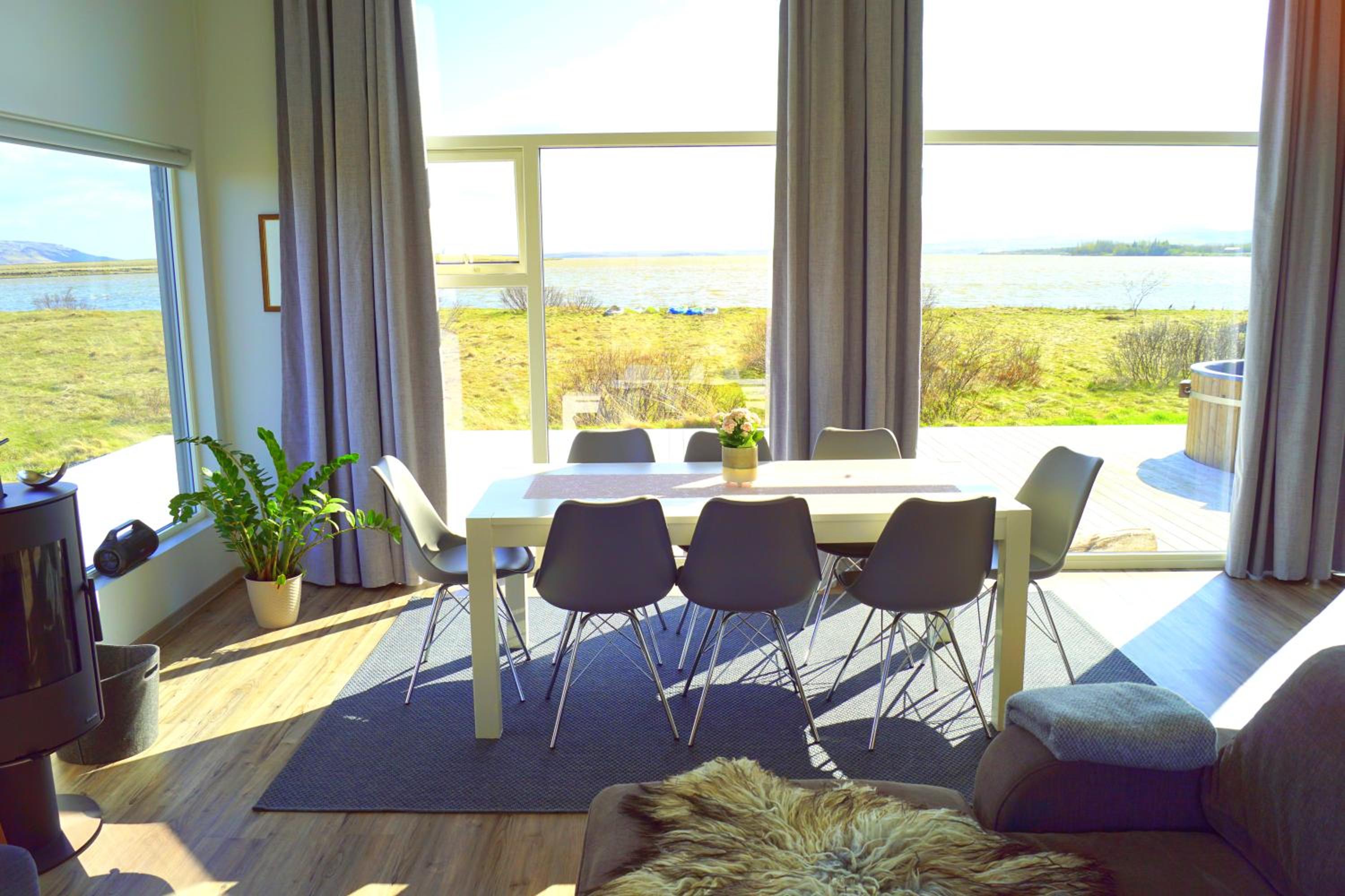 Austurey - Lakefront Villa