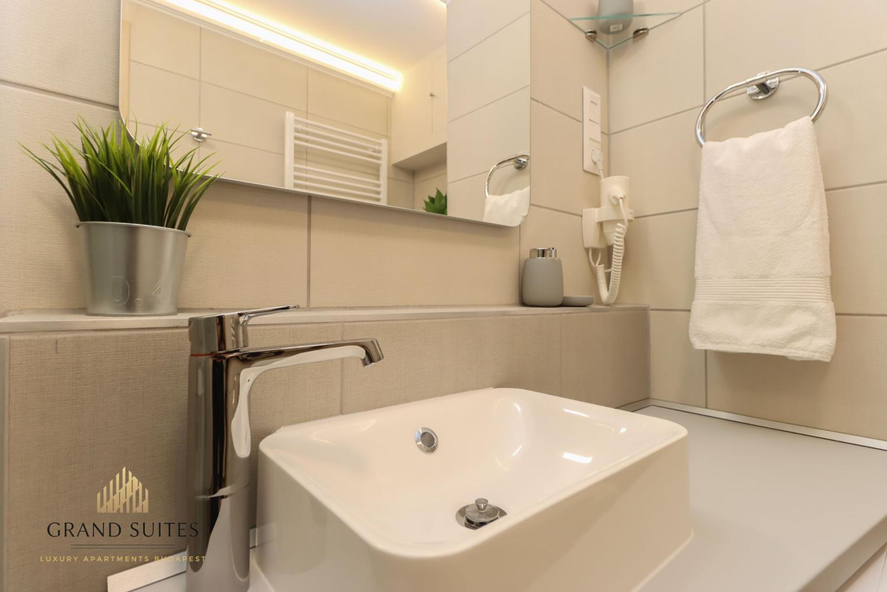 Grand Suites Central