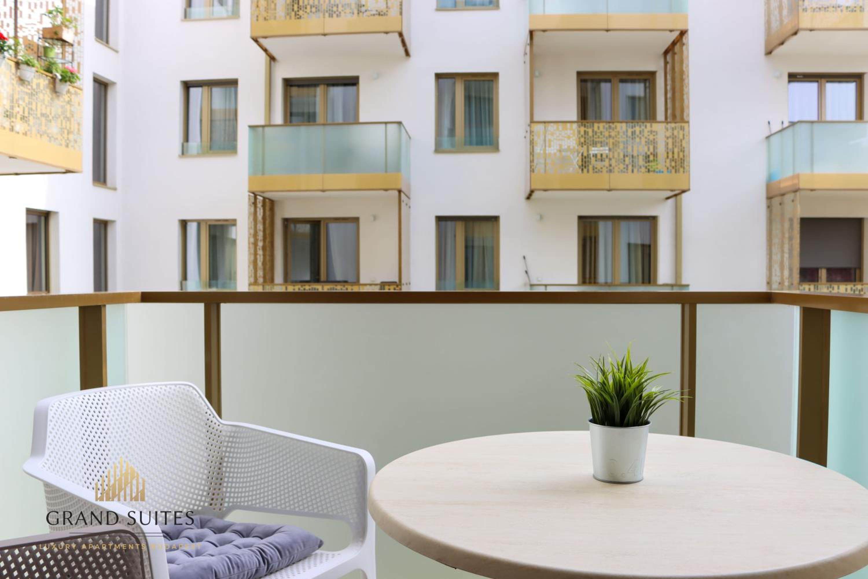 Grand Suites Central
