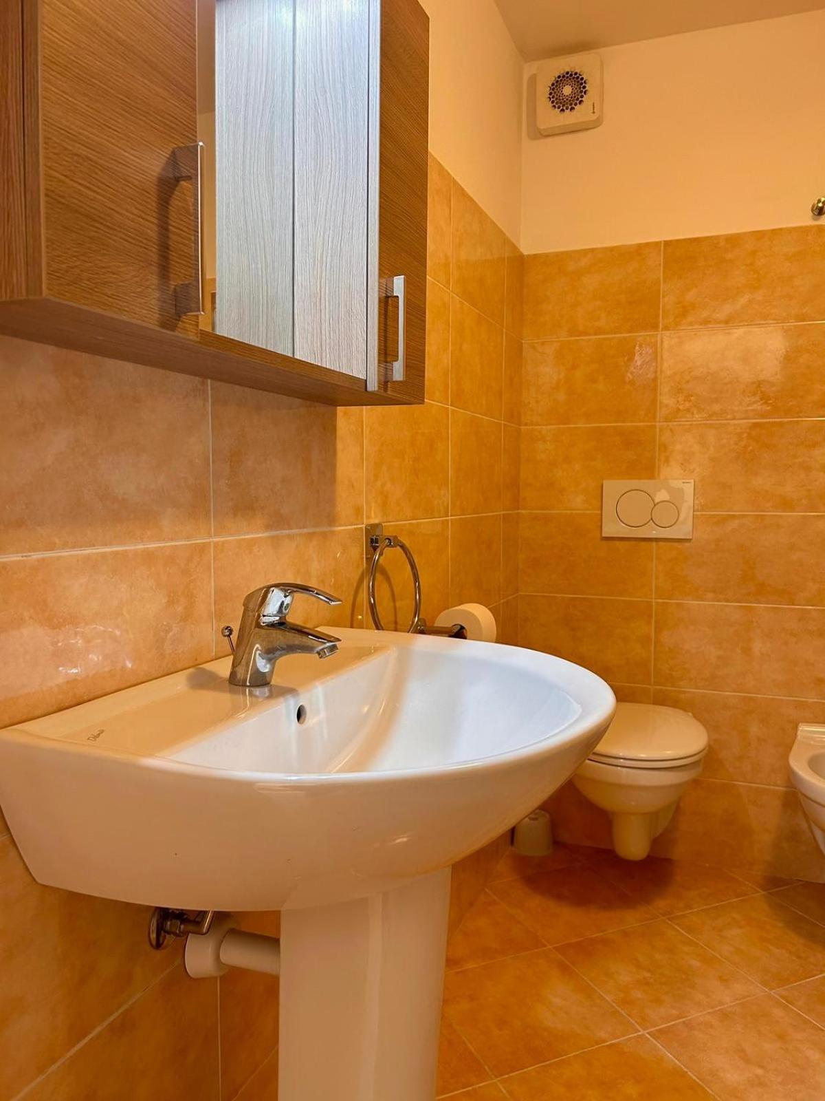 TRA MONTI E LAGO en Verbania — bathroom