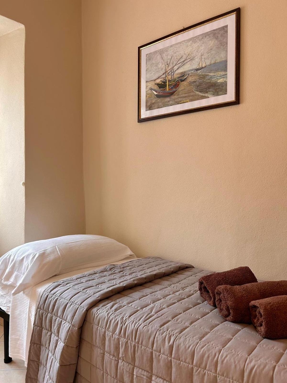 TRA MONTI E LAGO en Verbania — hotel room