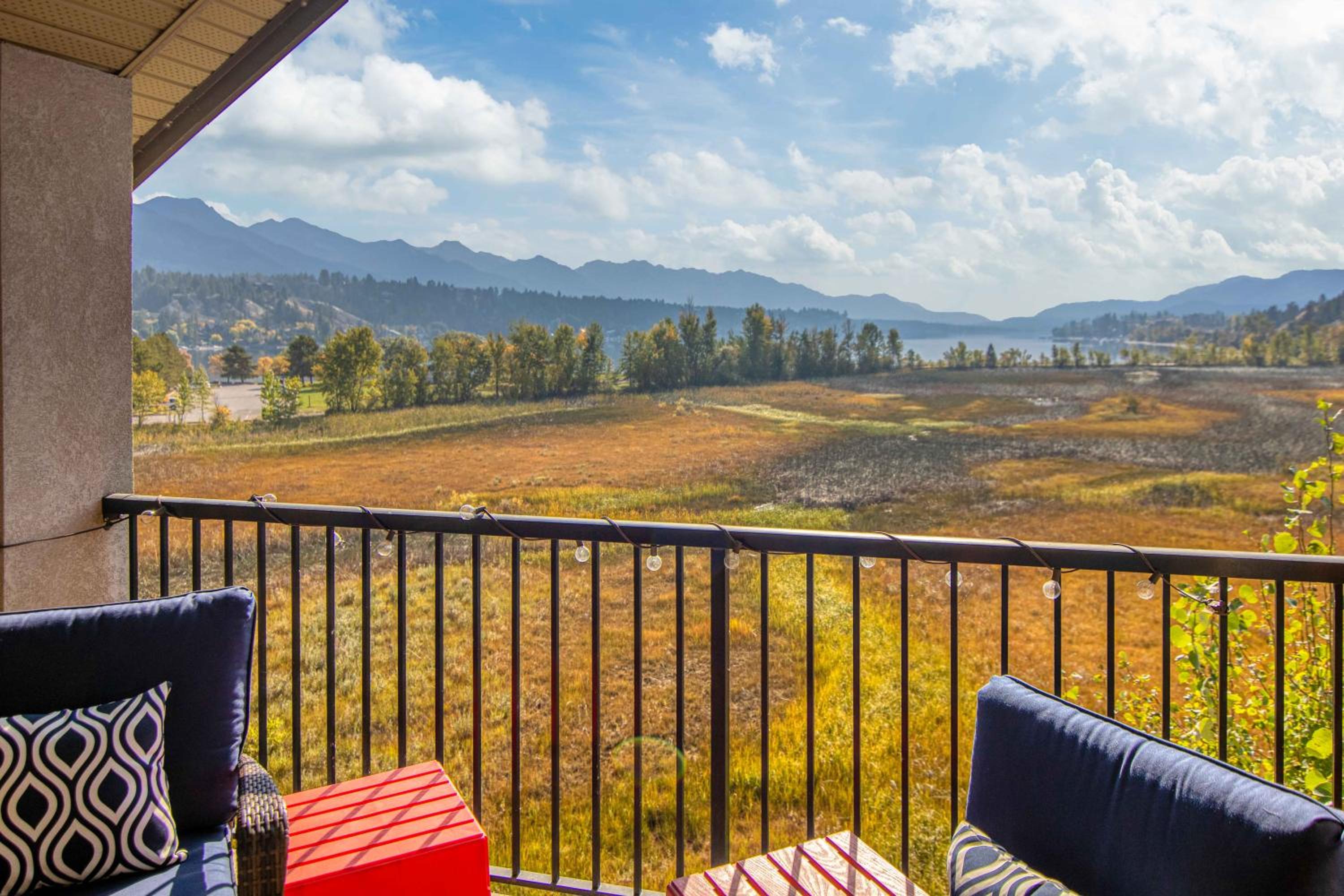 Mountain getaway condo - 5 min walk to the beach!
