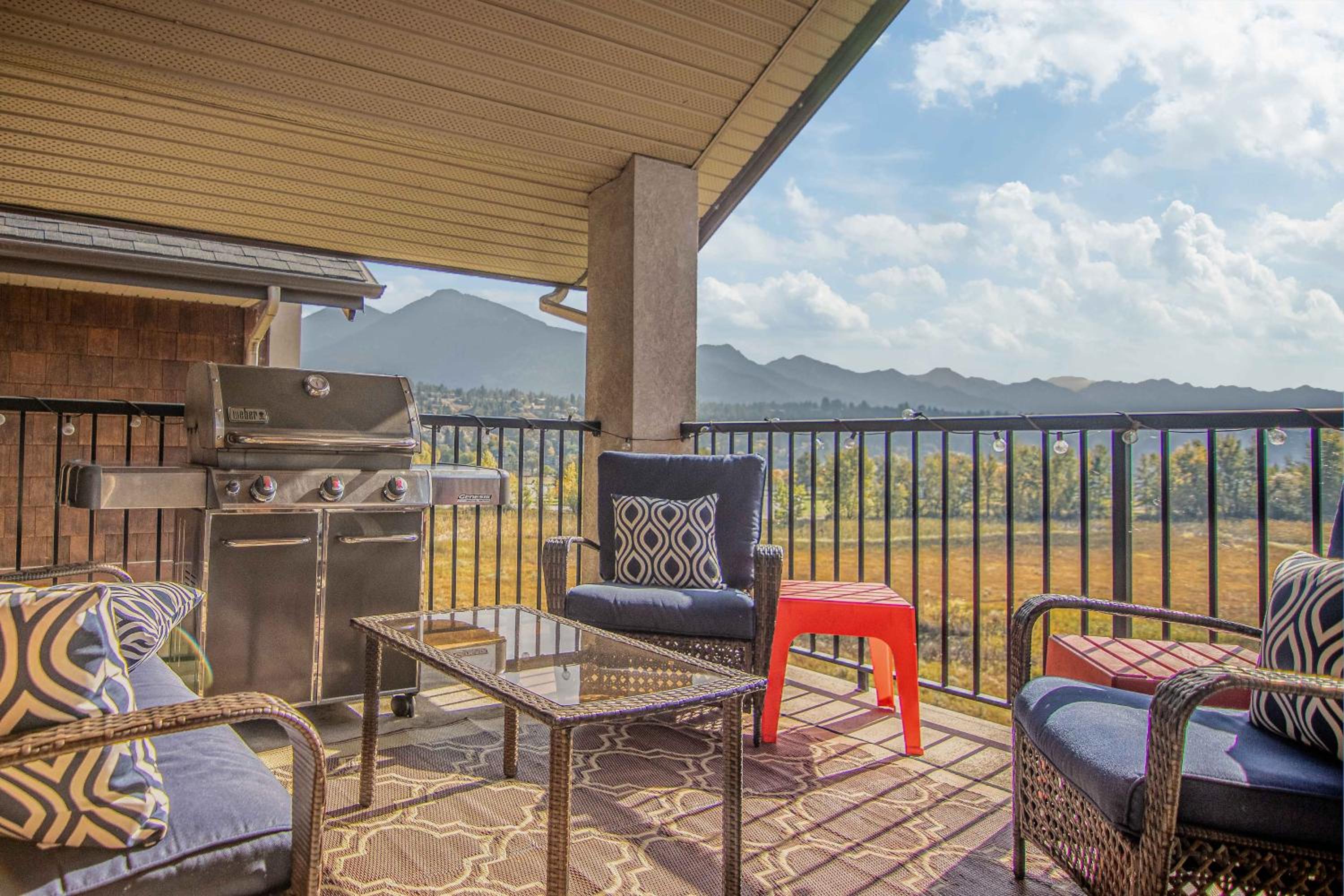 Mountain getaway condo - 5 min walk to the beach!