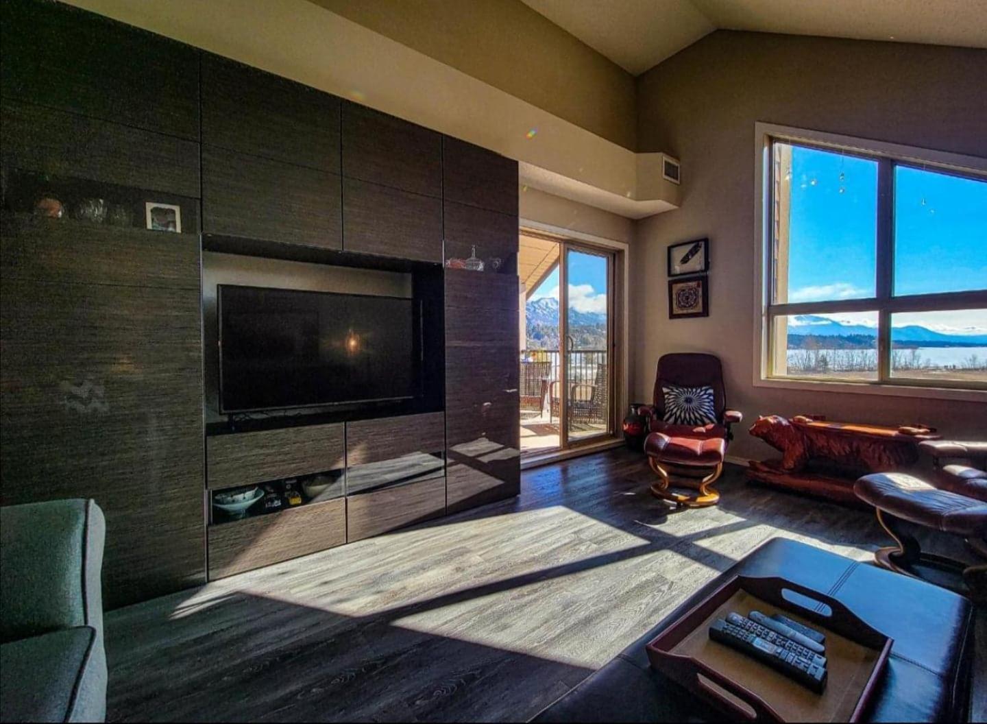 Mountain getaway condo - 5 min walk to the beach!