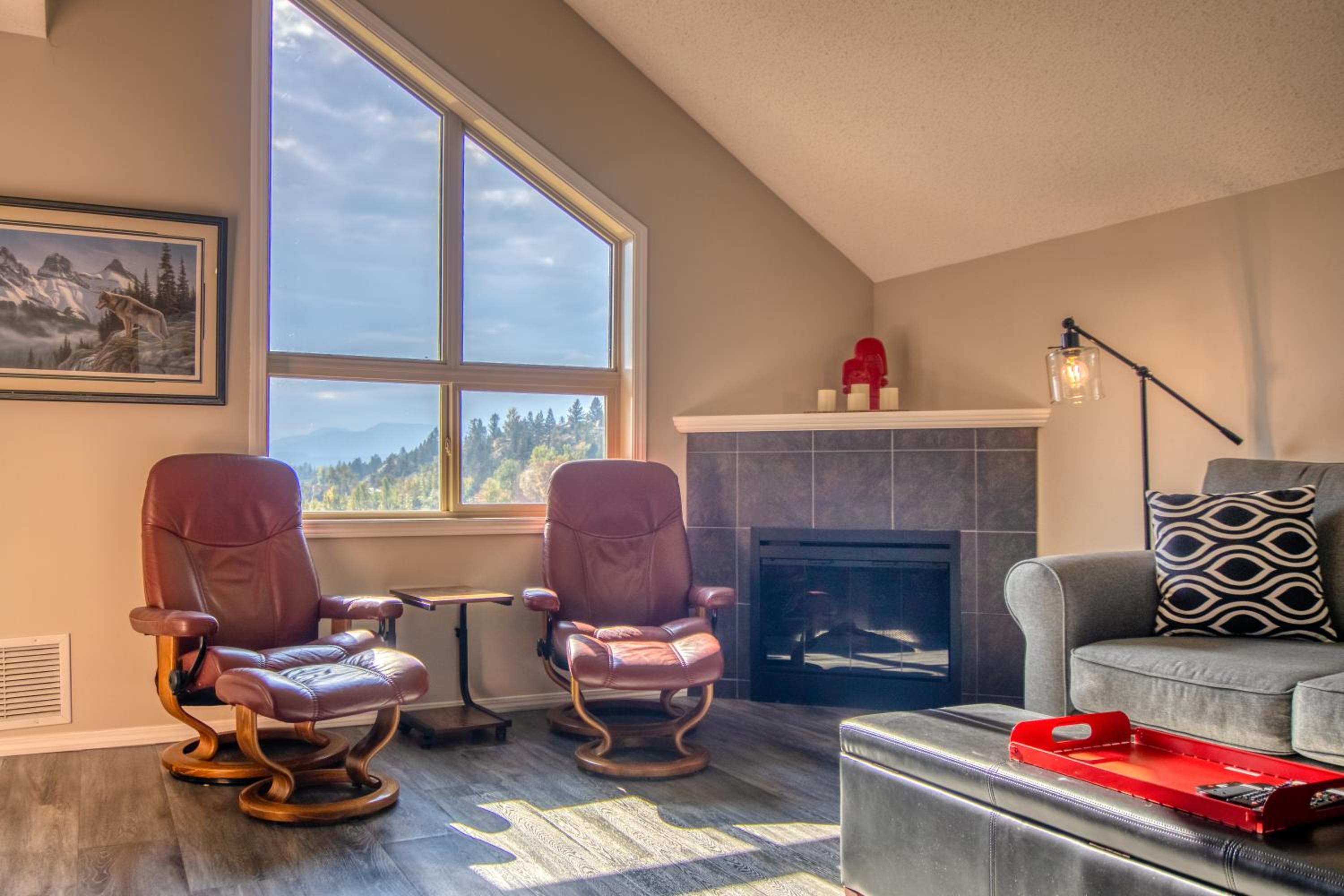 Mountain getaway condo - 5 min walk to the beach!