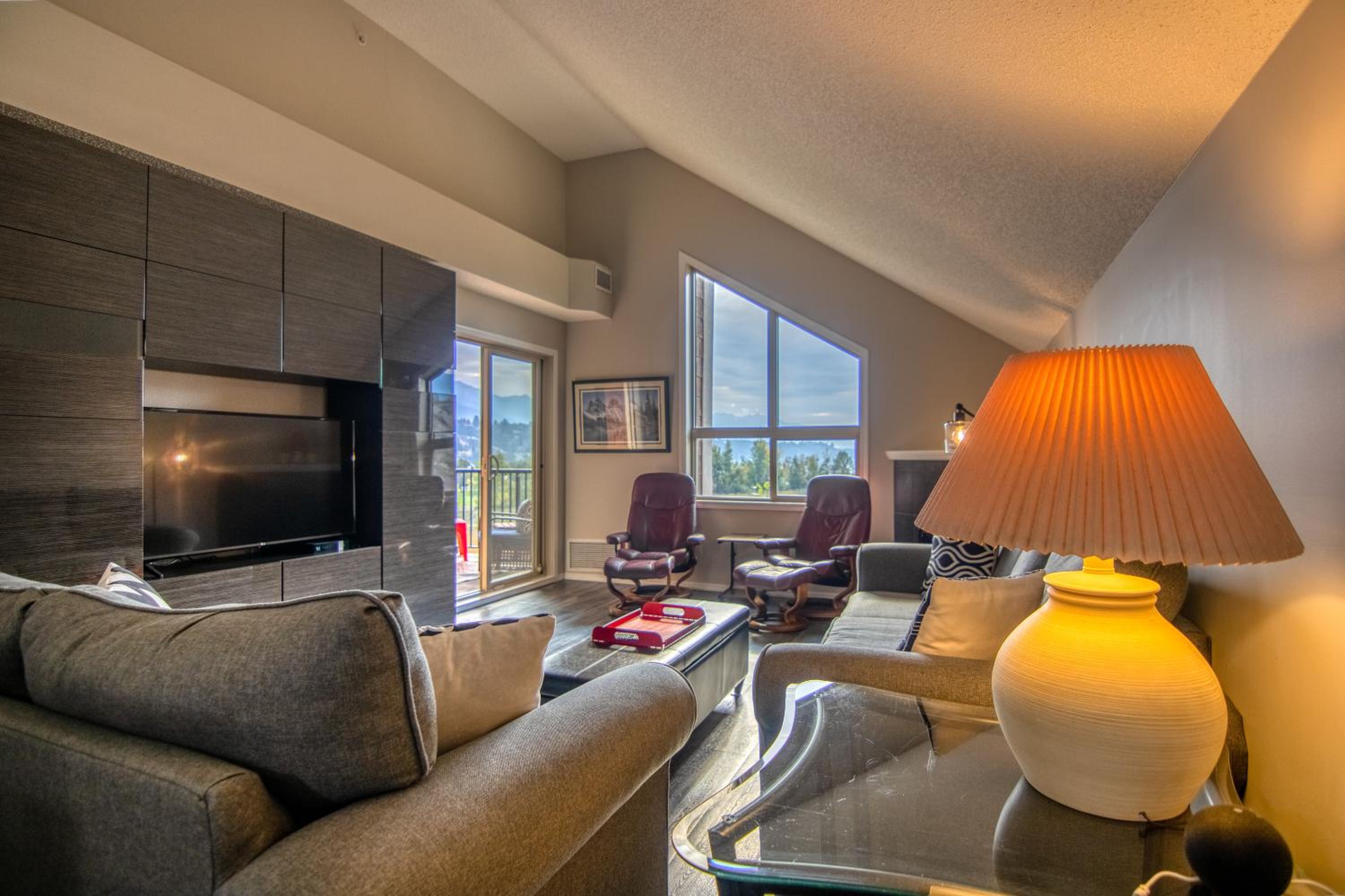 Mountain getaway condo - 5 min walk to the beach!