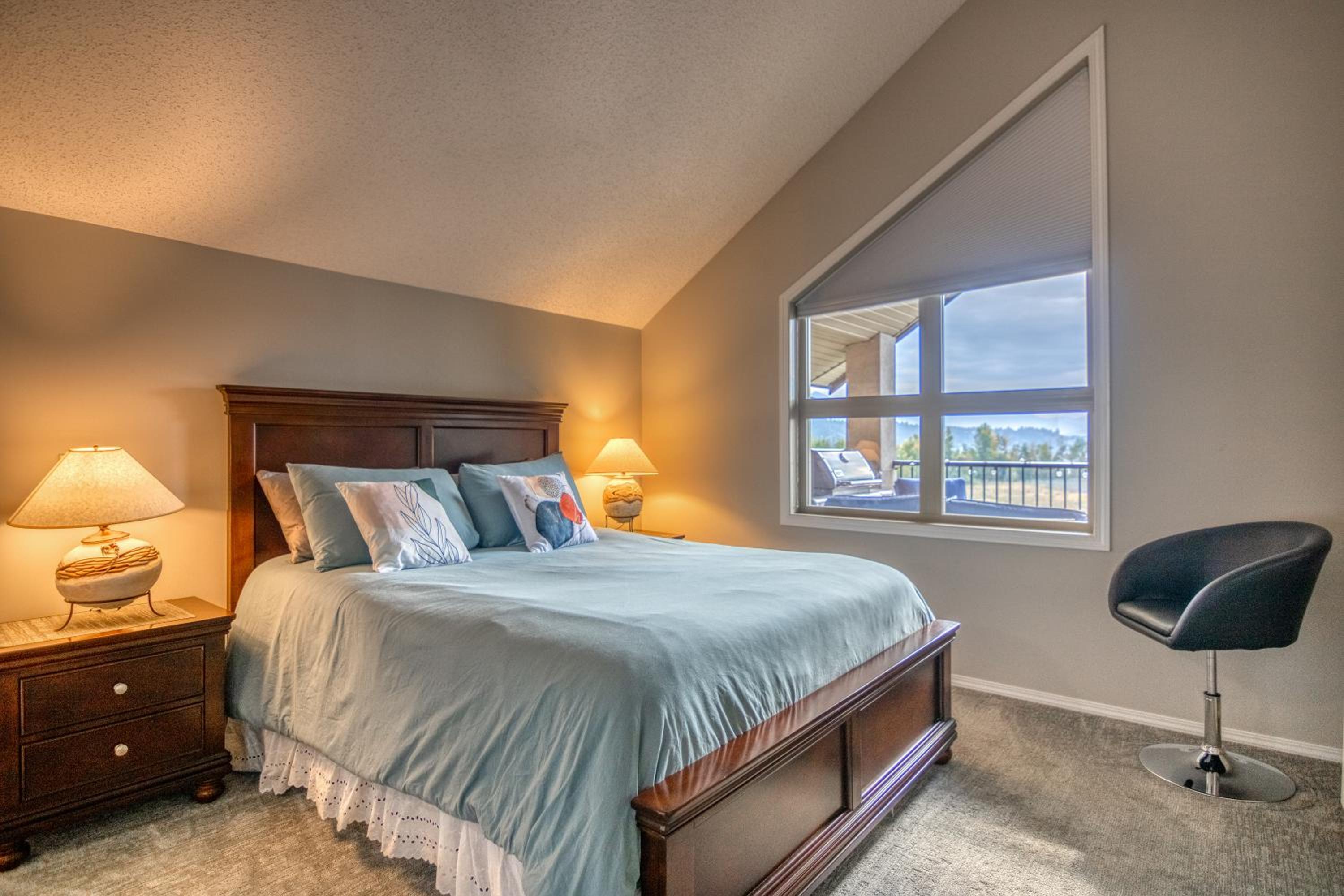 Mountain getaway condo - 5 min walk to the beach!