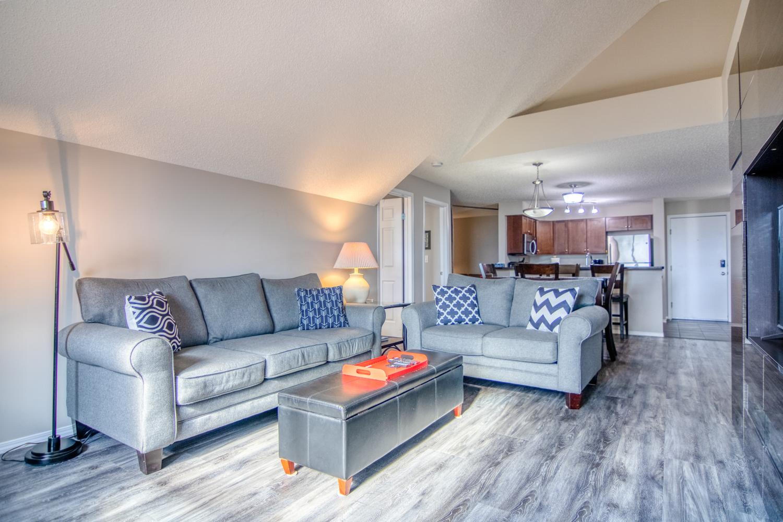Mountain getaway condo - 5 min walk to the beach!