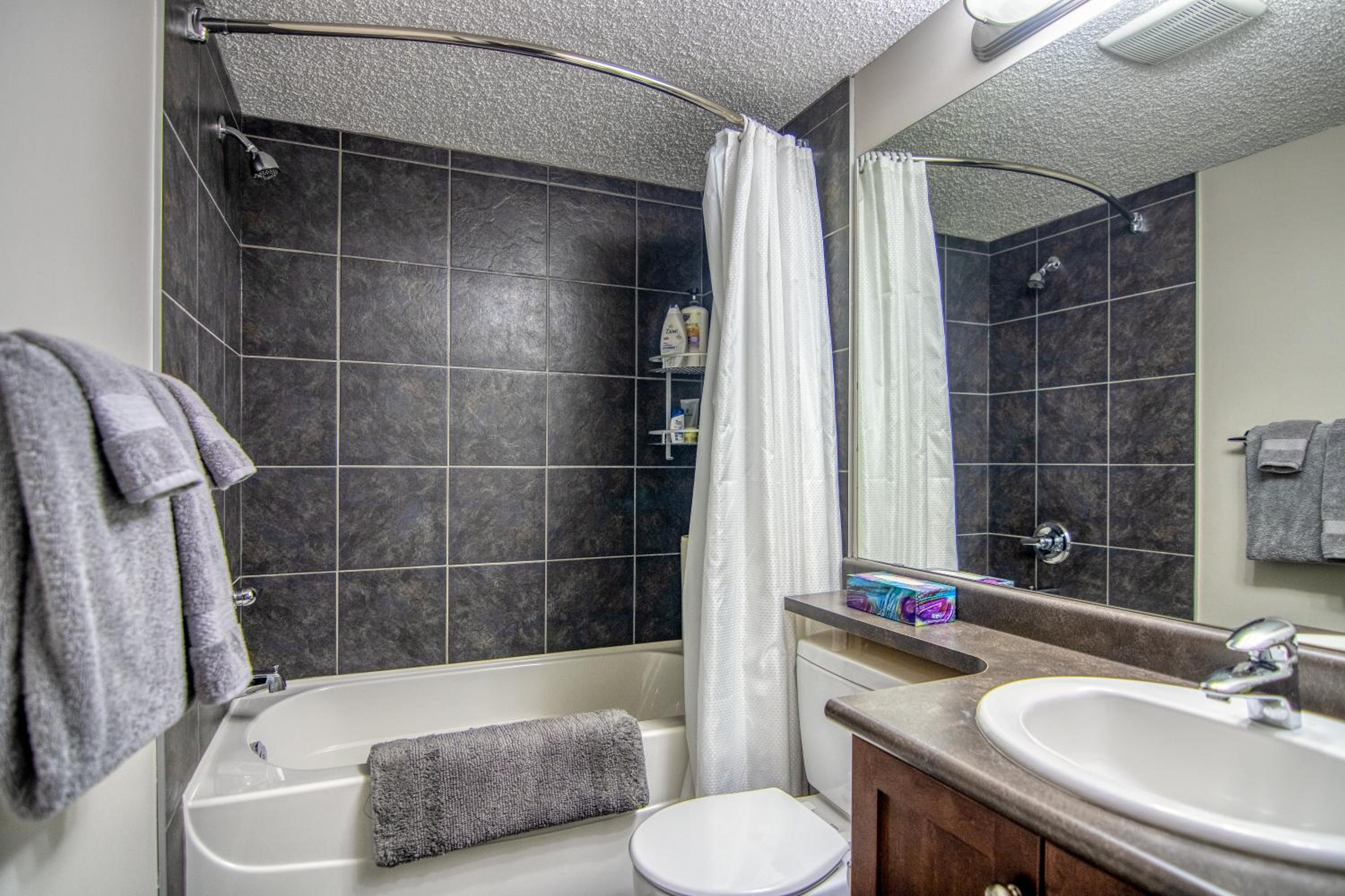 Mountain getaway condo - 5 min walk to the beach!