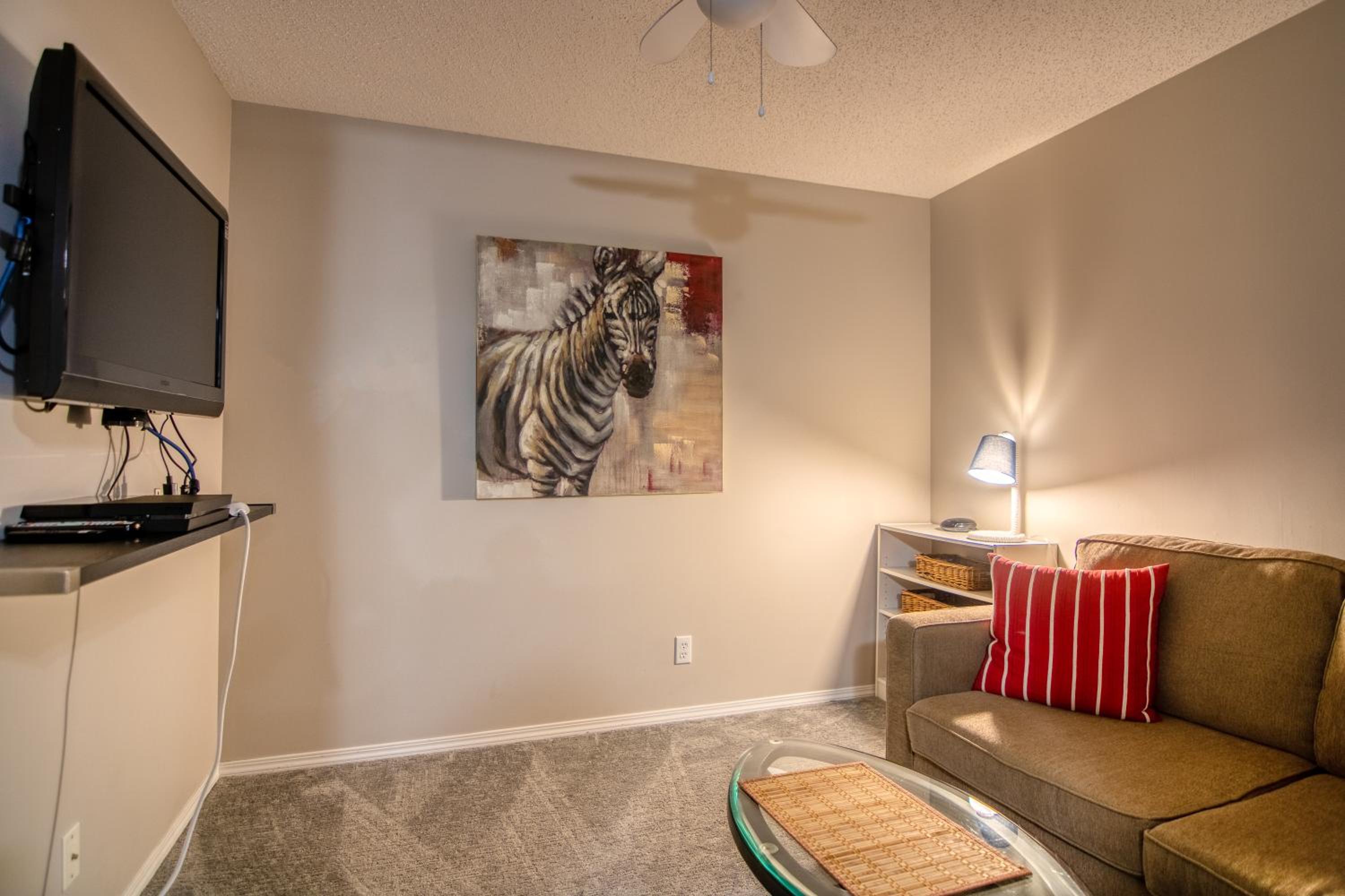 Mountain getaway condo - 5 min walk to the beach!
