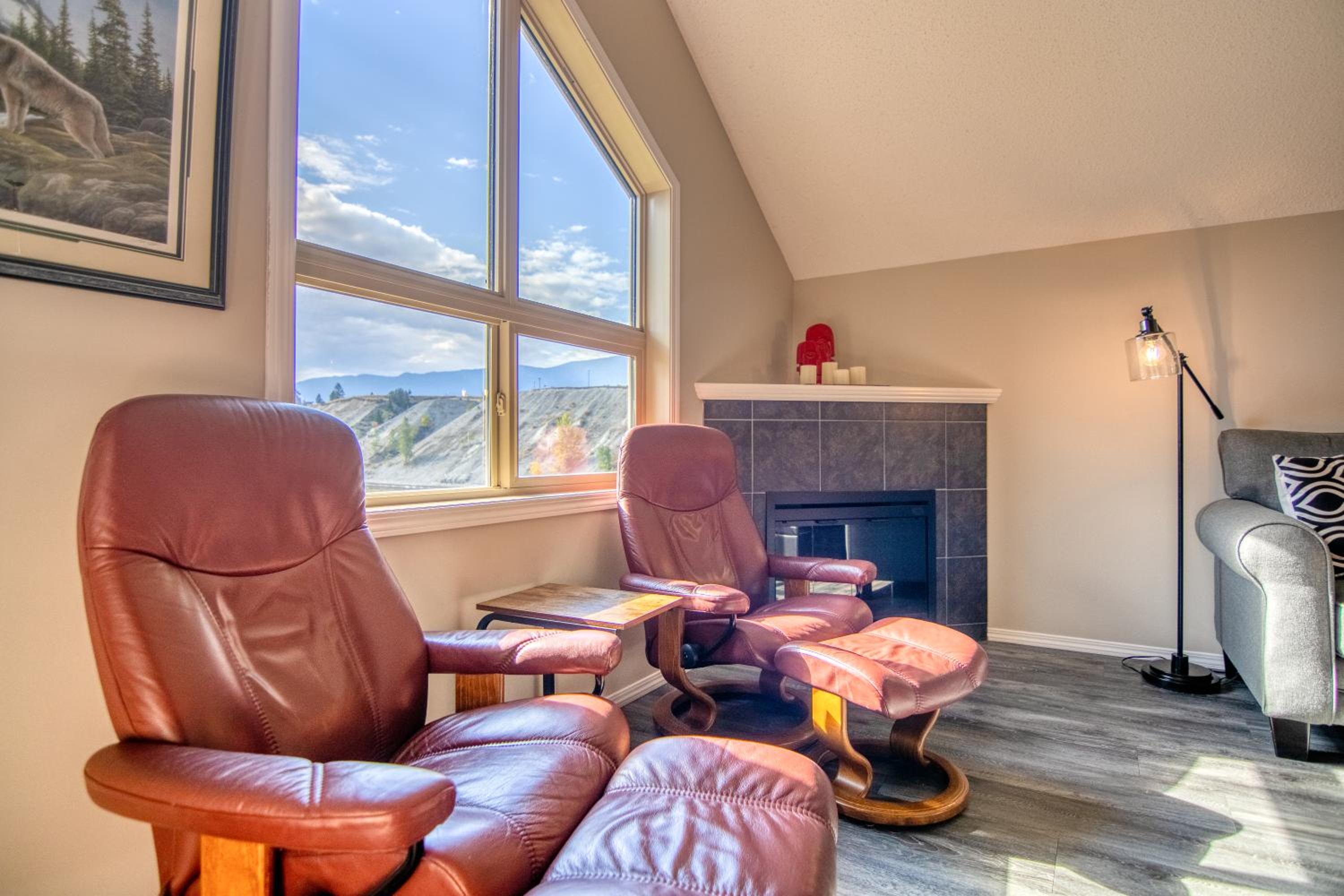 Mountain getaway condo - 5 min walk to the beach!
