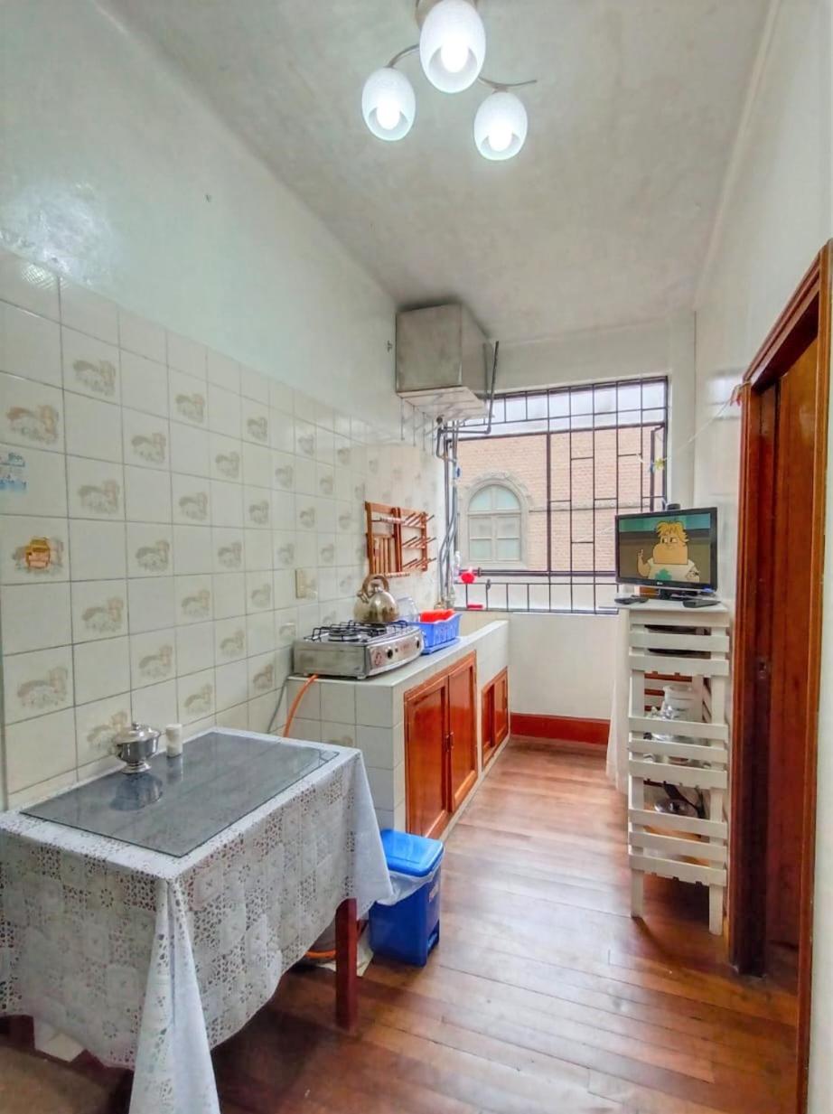 APARTAMENTO COMPLETO LIMA - 2 cuadras del Palacio Gobierno view 3