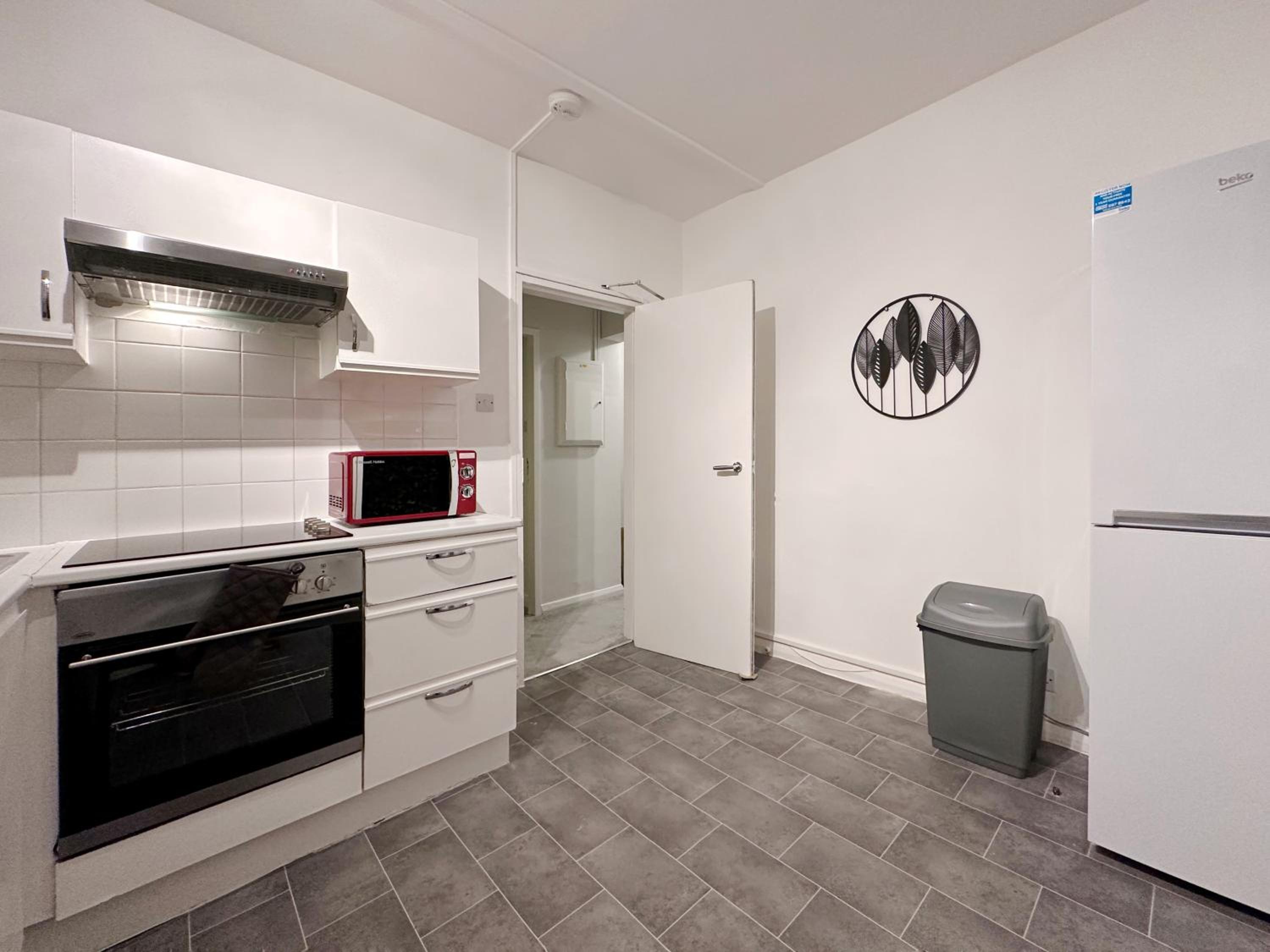 Zoey Place near Thames River - 2 Double Beds, 1 Single Bed, Spacious, Ideal for Families