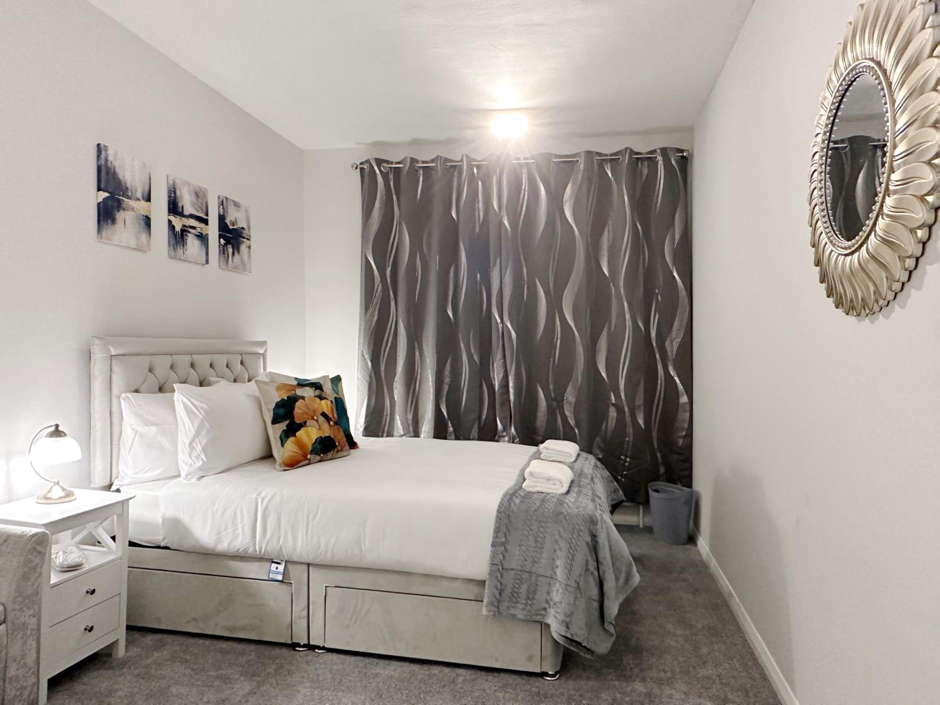 Zoey Place near Thames River - 2 Double Beds, 1 Single Bed, Spacious, Ideal for Families
