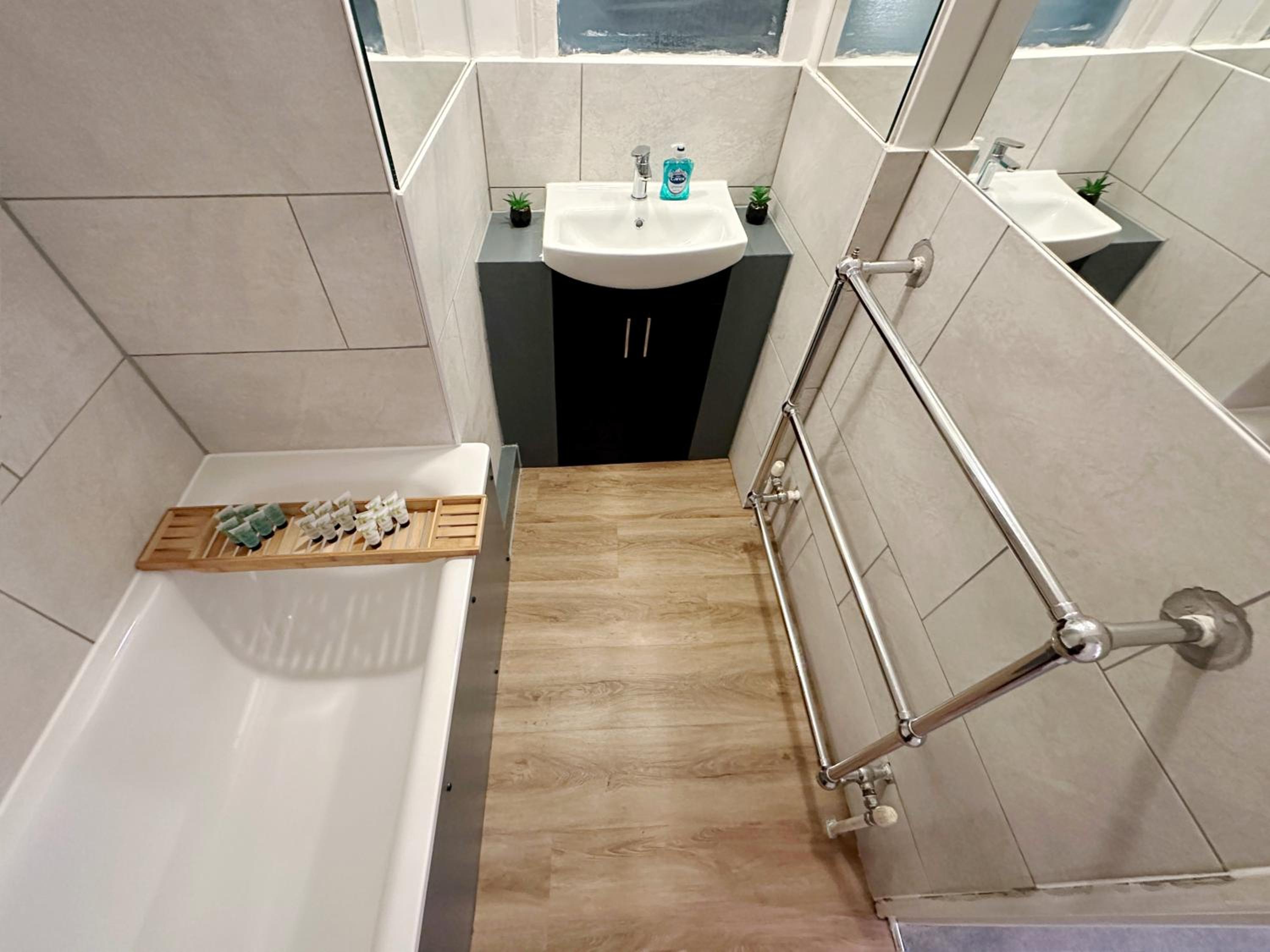 Zoey Place near Thames River - 2 Double Beds, 1 Single Bed, Spacious, Ideal for Families