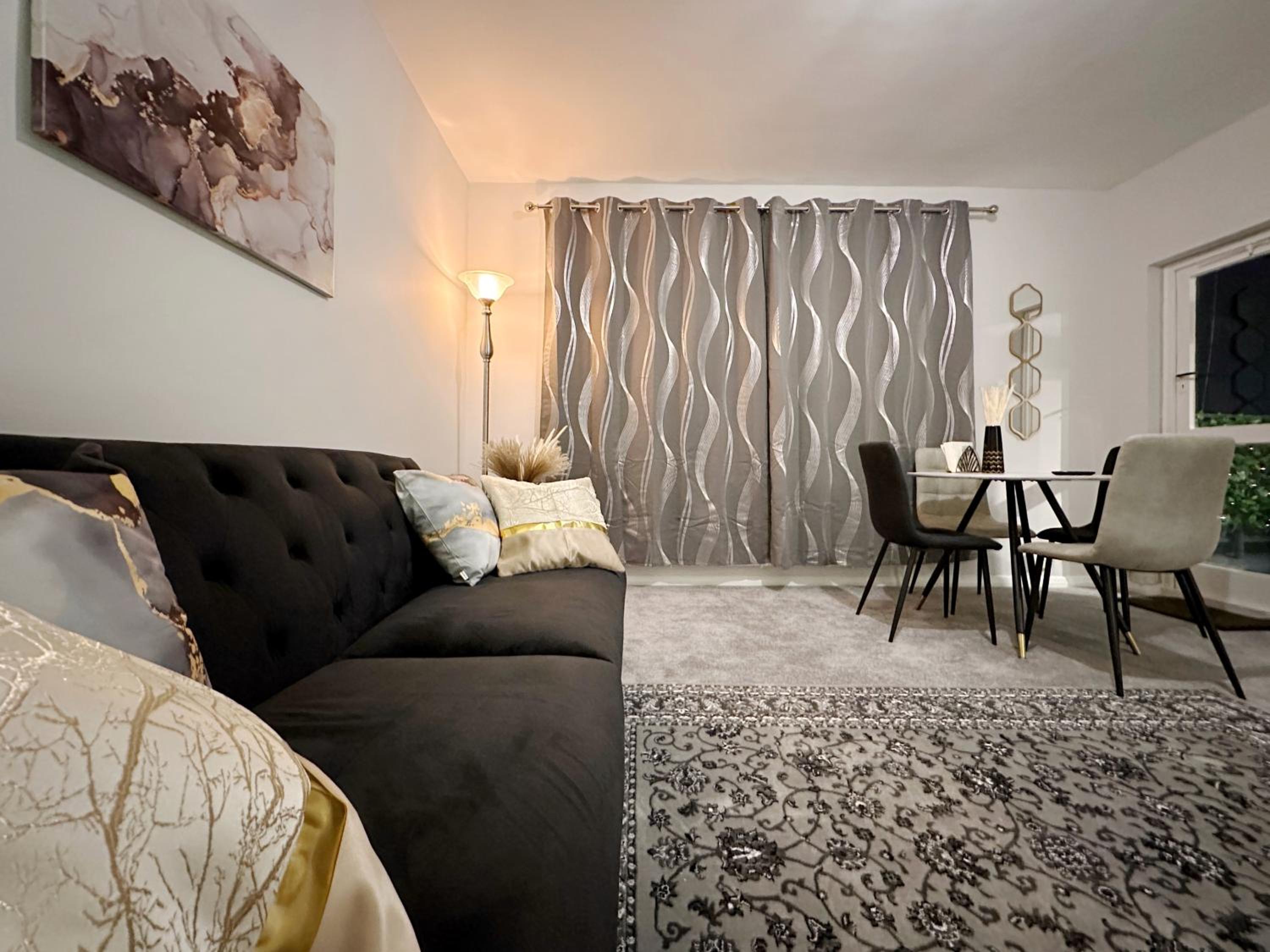 Zoey Place near Thames River - 2 Double Beds, 1 Single Bed, Spacious, Ideal for Families