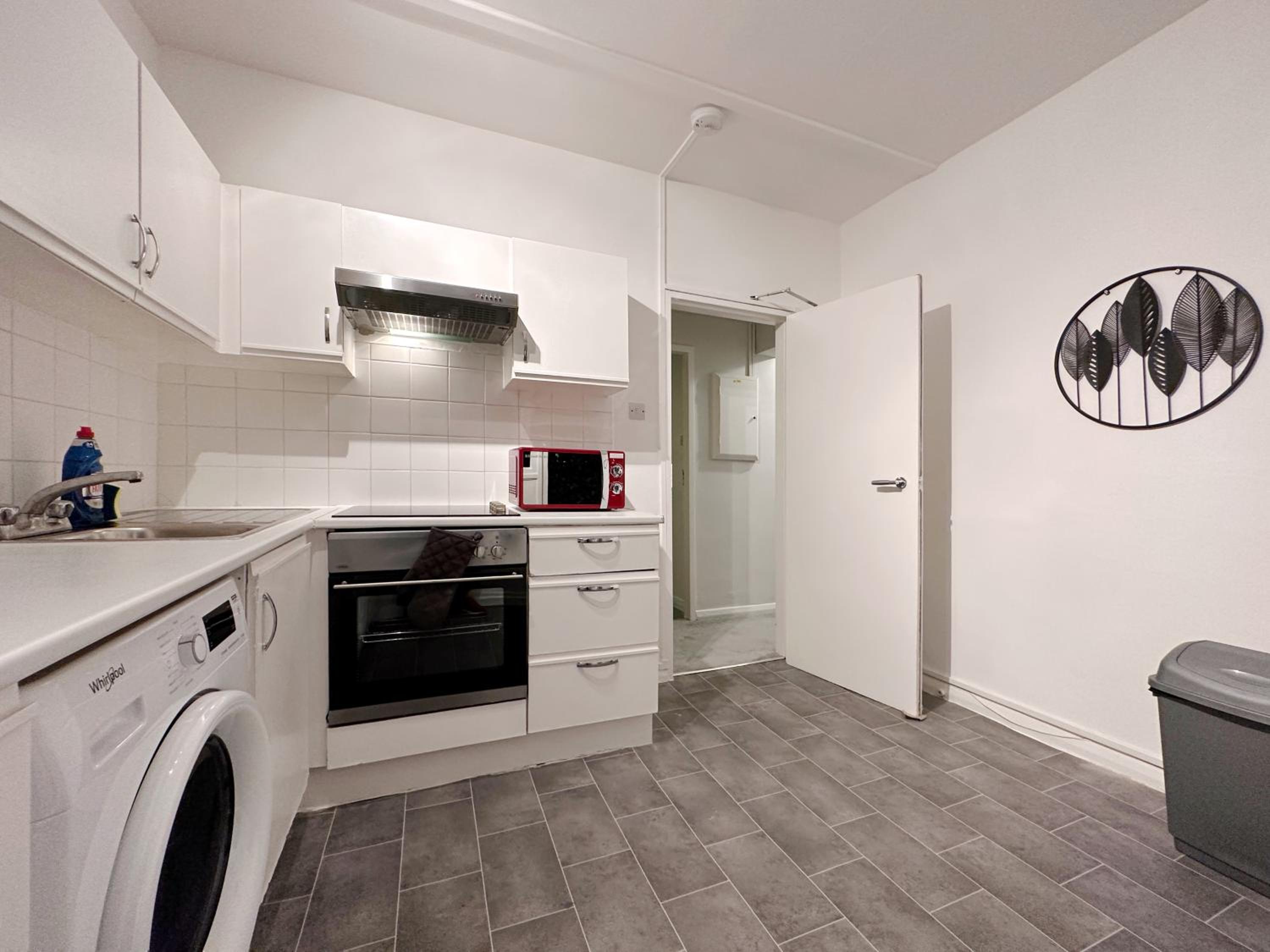 Zoey Place near Thames River - 2 Double Beds, 1 Single Bed, Spacious, Ideal for Families