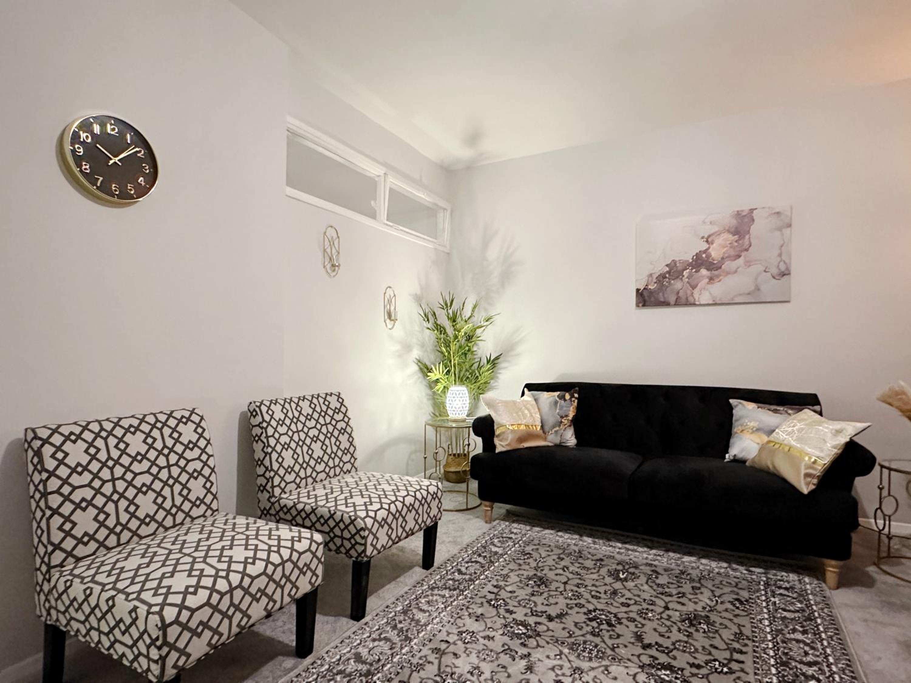 Zoey Place near Thames River - 2 Double Beds, 1 Single Bed, Spacious, Ideal for Families