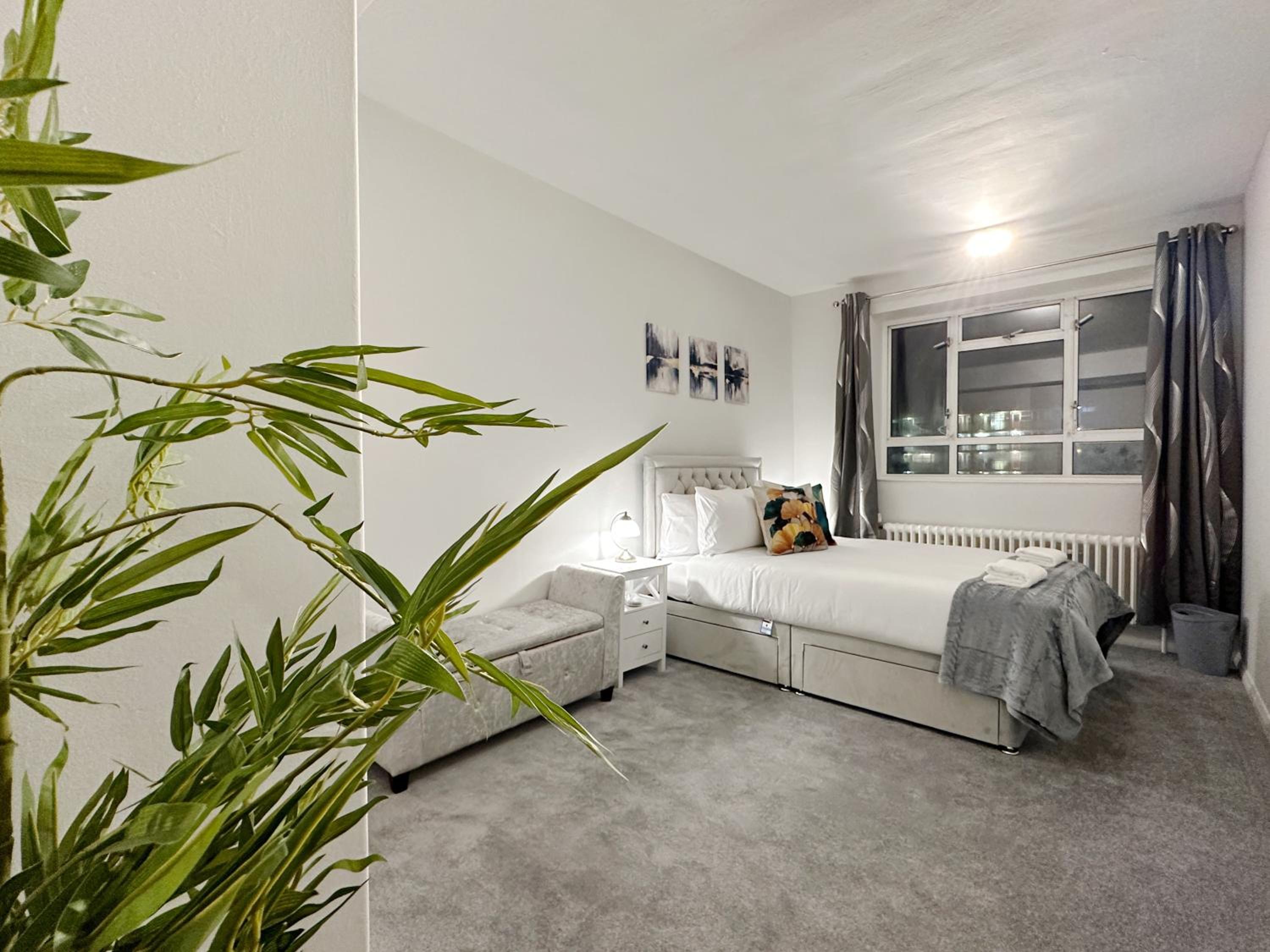 Zoey Place near Thames River - 2 Double Beds, 1 Single Bed, Spacious, Ideal for Families